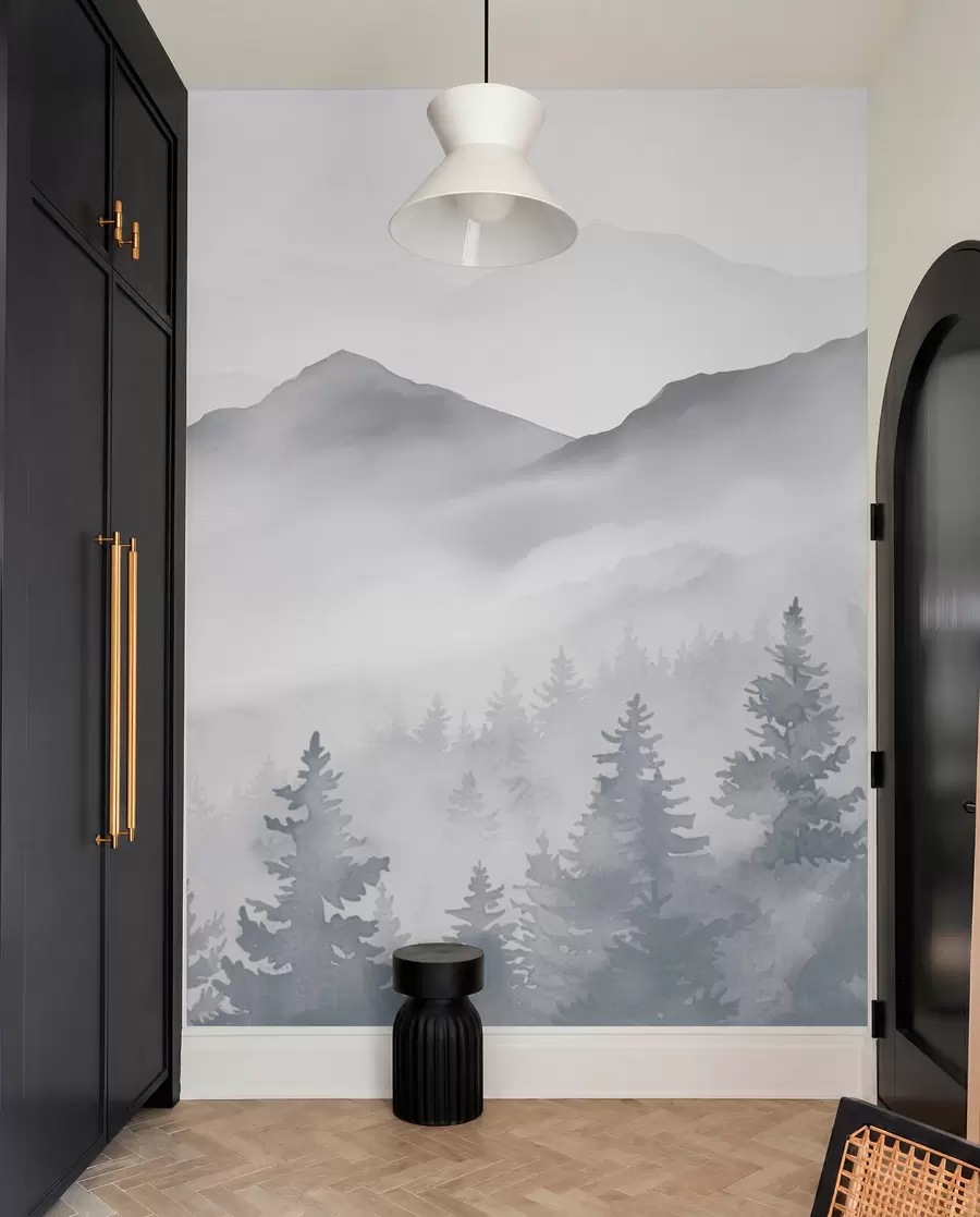 murais de parede Paisagem serena de montanha com florestas enevoadas em tons suaves de cinzento e azul w08680