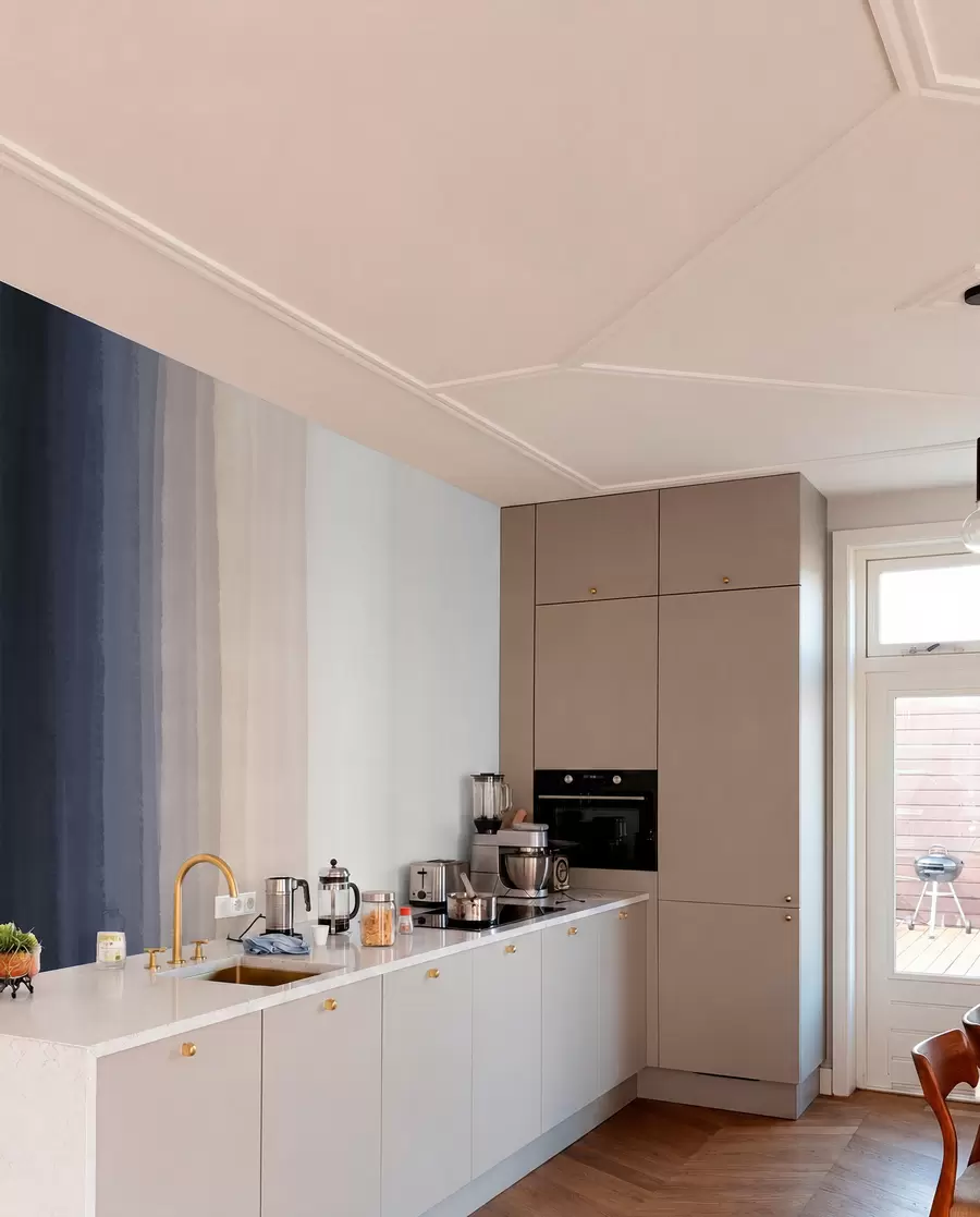 murais de parede Impressão abstrata minimalista em gradiente com riscas verticais de azul escuro, pêssego claro e branco  w08915v1