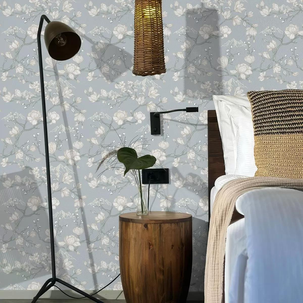 Papel de parede Flores brancas em ramos e montanhas sobre um fundo azul a00021