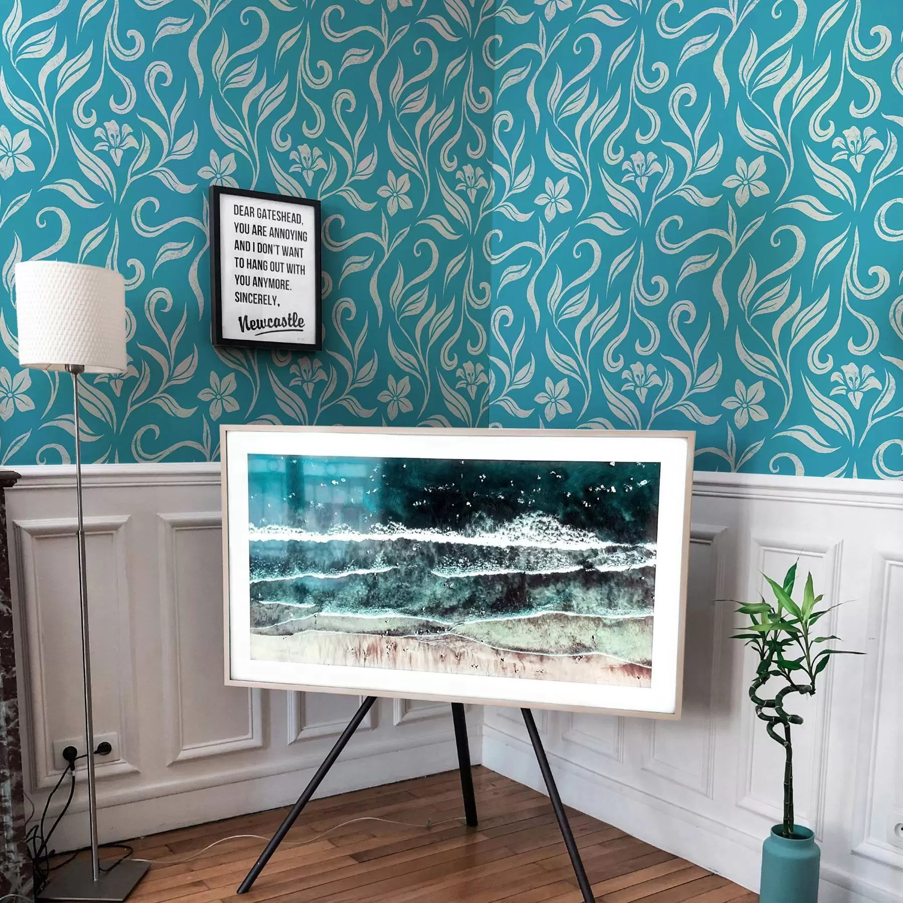 murais de parede Flores e folhas brancas com marcas sobre fundo azul a00038