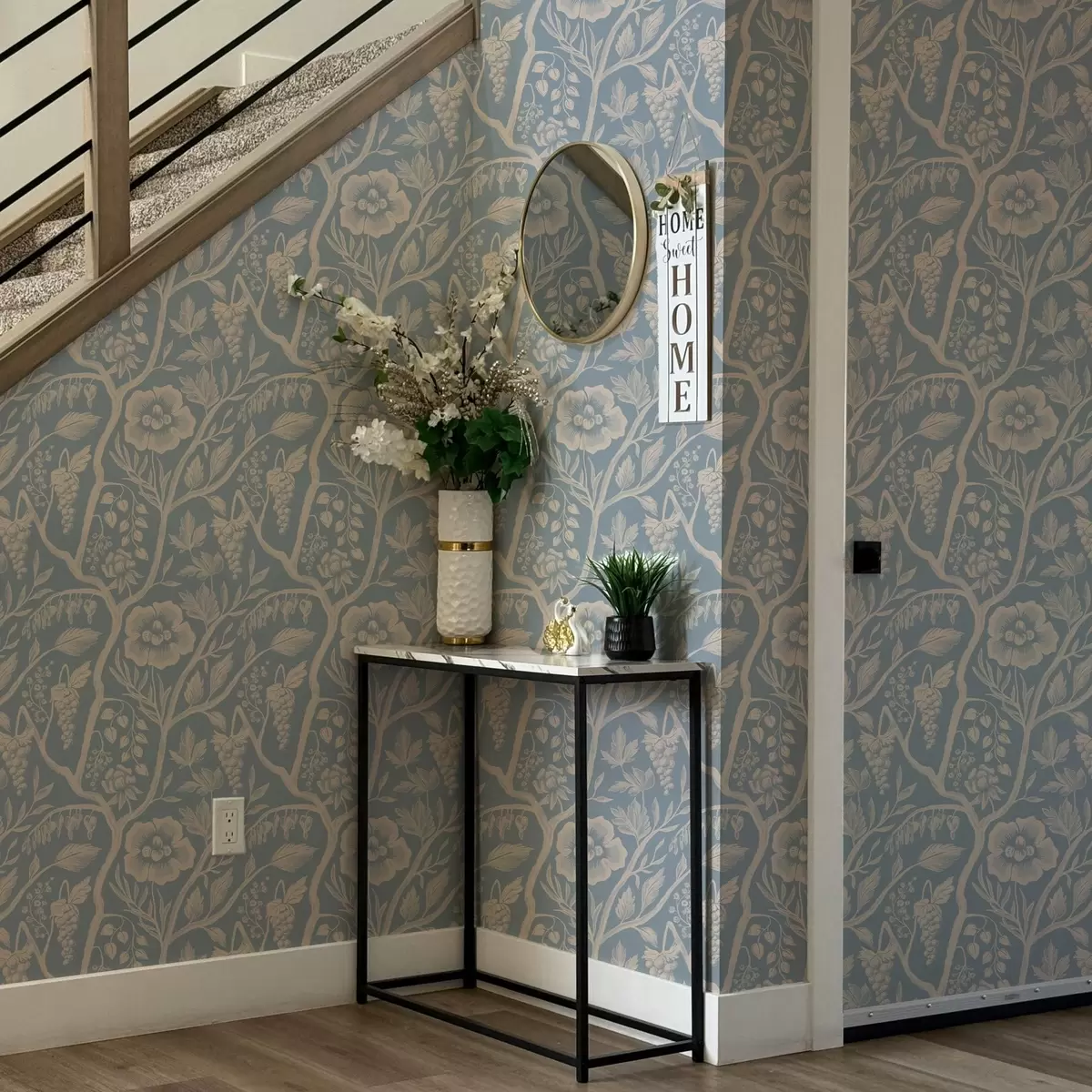 Papel de parede Flores brancas, caules e uvas sobre um fundo azul a00044