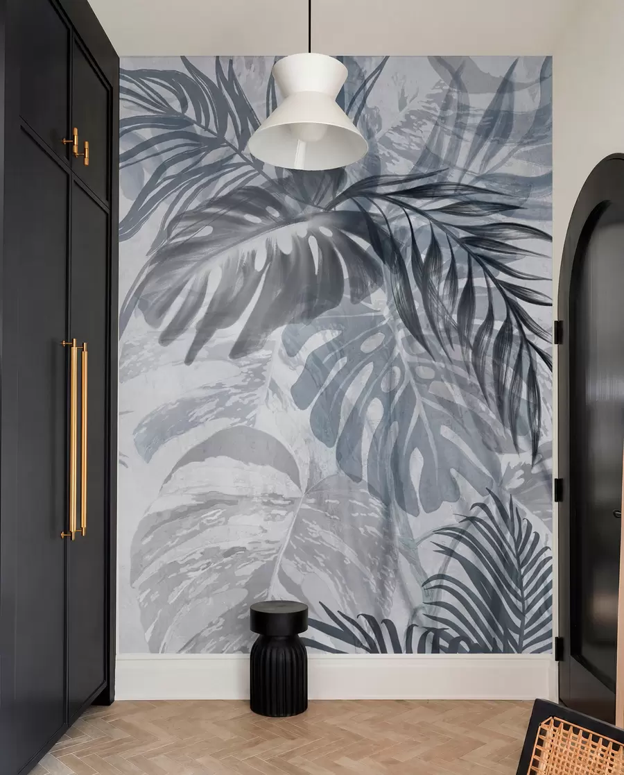 murais de parede Monstera e folhas de palmeira em tons de azul e cinzento, botânica, folhagem tropical, plantas da selva, fundo texturado w09011v1