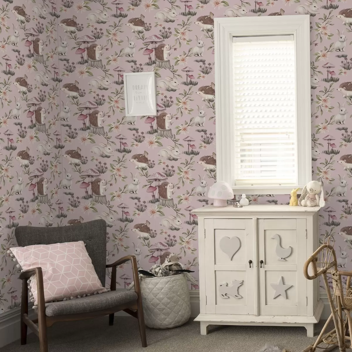 Papel de parede Ouriços, coelhos e flores de estilo conto de fadas entre cogumelos num fundo cor-de-rosa a00111