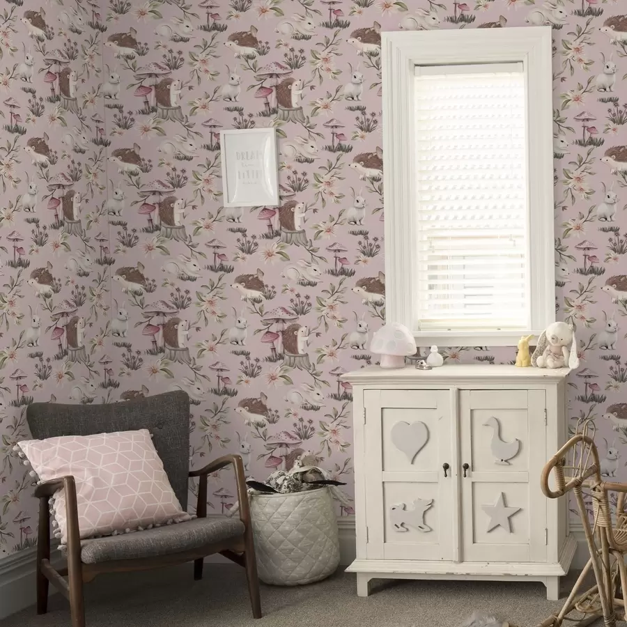 murais de parede Ouriços, coelhos e flores de estilo conto de fadas entre cogumelos num fundo cor-de-rosa a00111