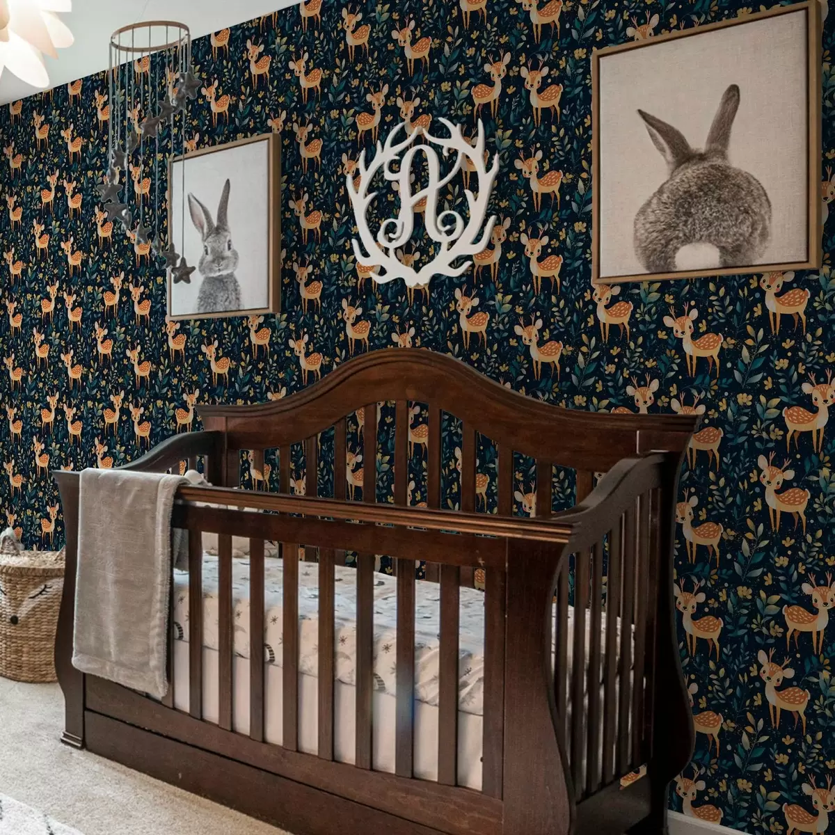 Papel de parede Corça numa floresta escura com folhas amarelas a00124