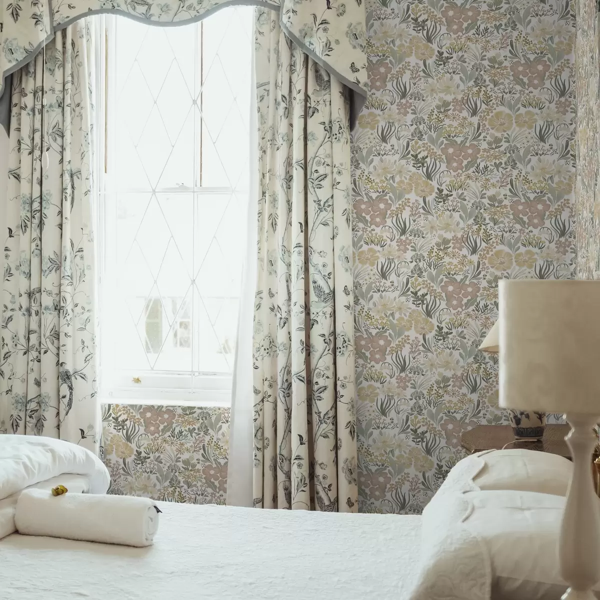 Papel de parede Flores silvestres em aguarela sobre um fundo creme a00154