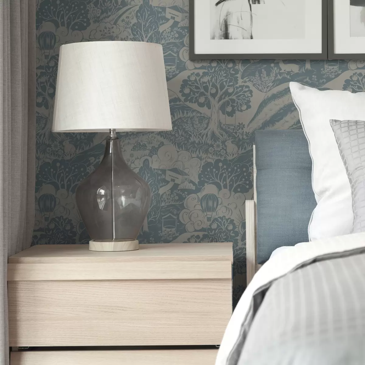 Papel de parede Floresta de fadas com animais ao estilo de uma ilustração infantil a00172