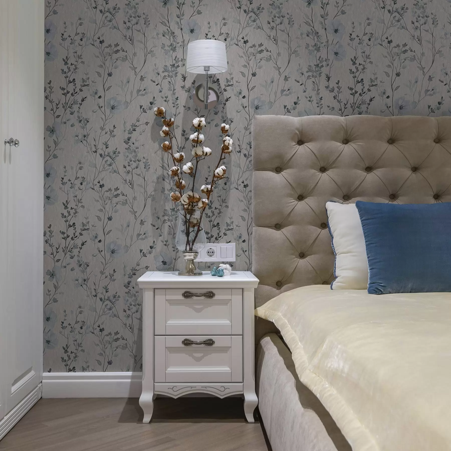 murais de parede Florística em aguarela azul e cinzenta sobre fundo neutro a00198