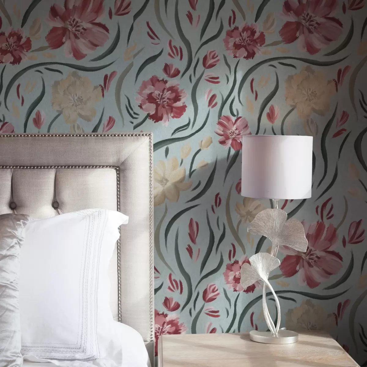 Papel de parede Flores em aguarela sobre um fundo azul, padrão vermelho e bege a00216