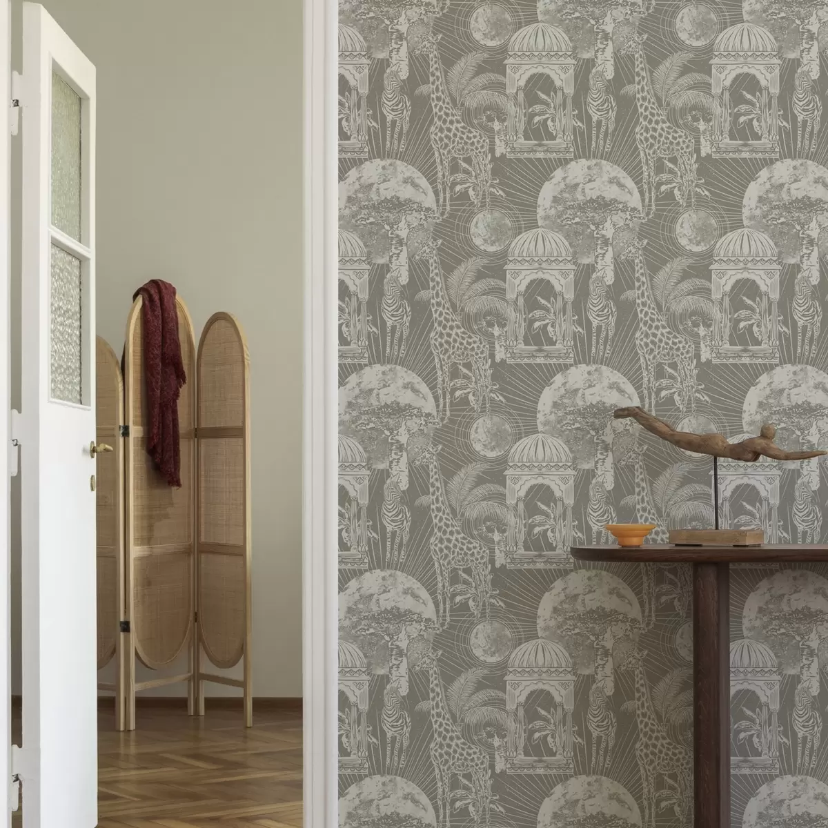 Papel de parede Girafa e zebra sobre o fundo de arquitetura e árvores tropicais a00276