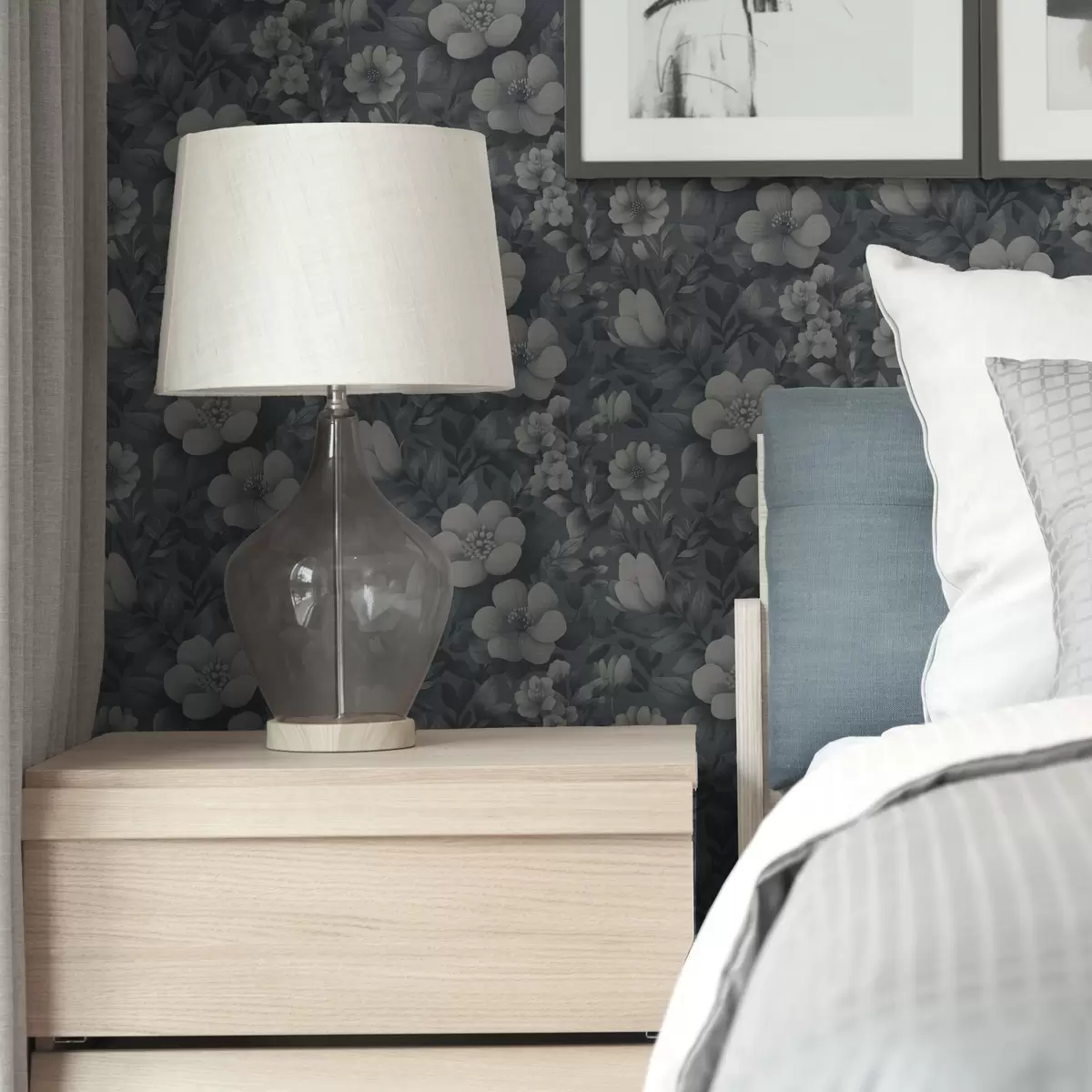 Papel de parede Padrão azul escuro com flores brancas volumosas a00282