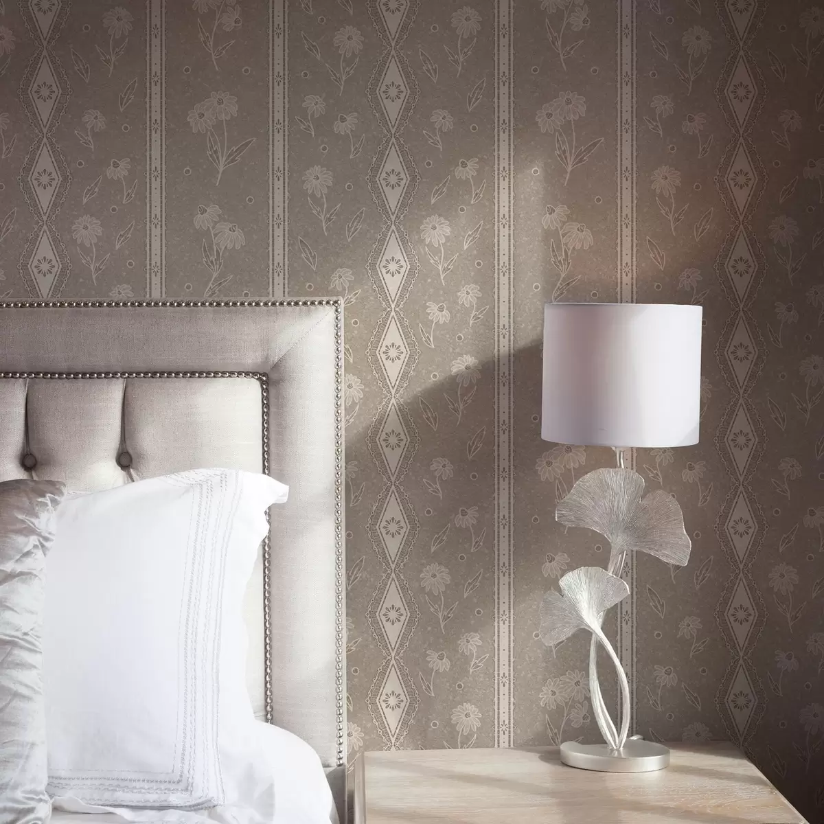 Papel de parede Riscas com margaridas e rendas sobre um fundo cinzento-bege a00295