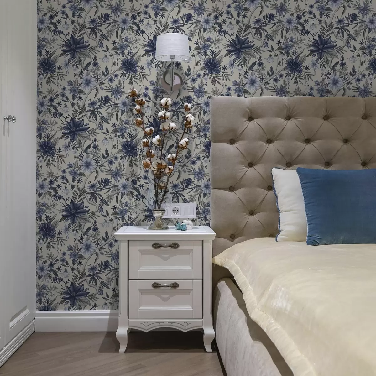 Papel de parede Flores azuis e cinzentas sobre um fundo claro a00304