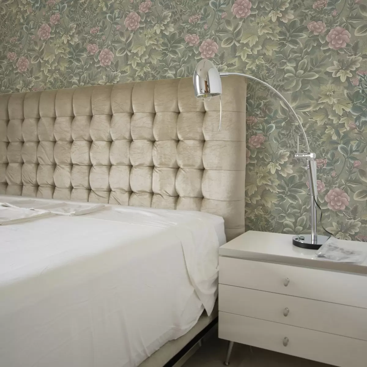 Papel de parede Flores e folhas cor-de-rosa sobre um fundo verde pastel a00306