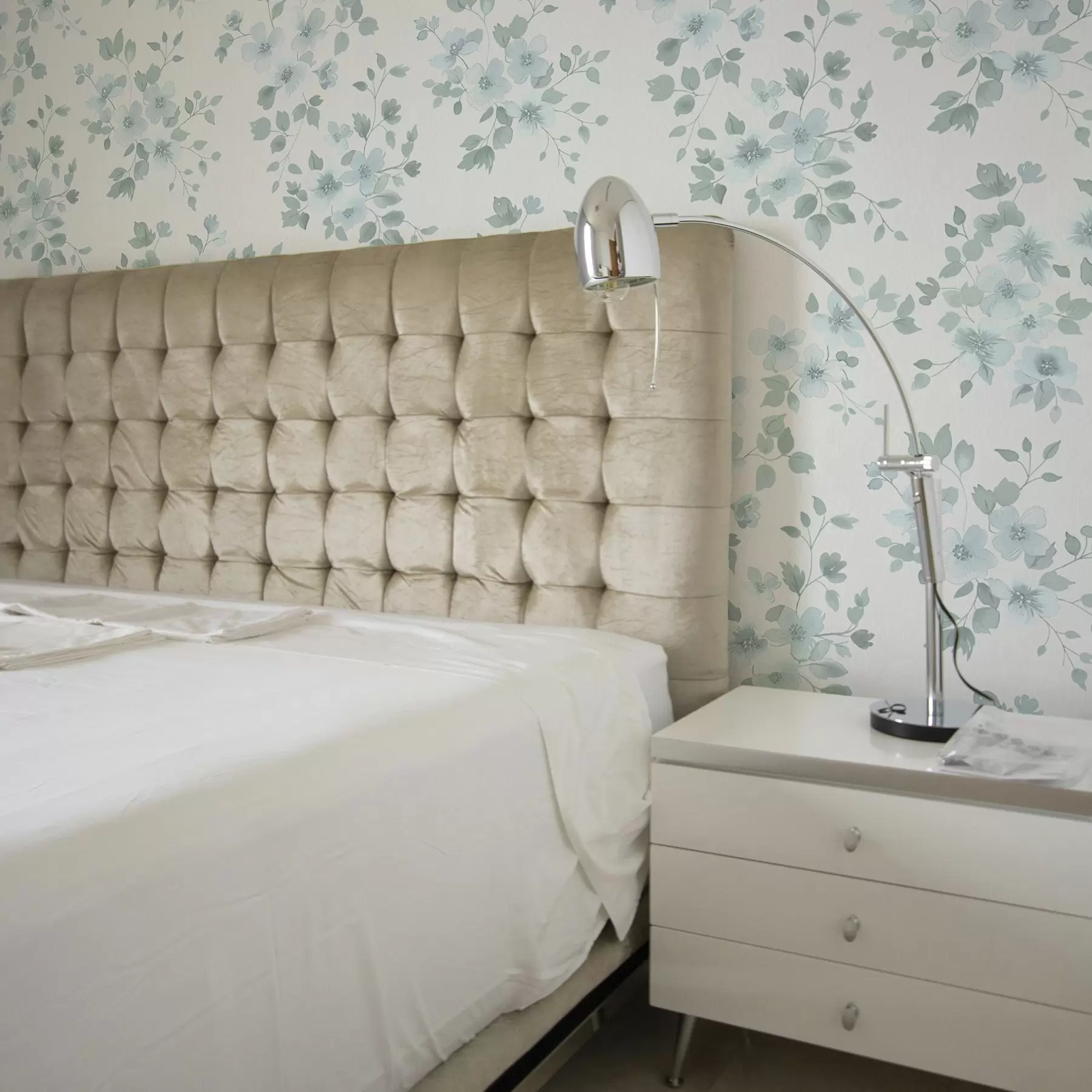 murais de parede Flores azuis pálidas num fundo branco, estilo aguarela a00364