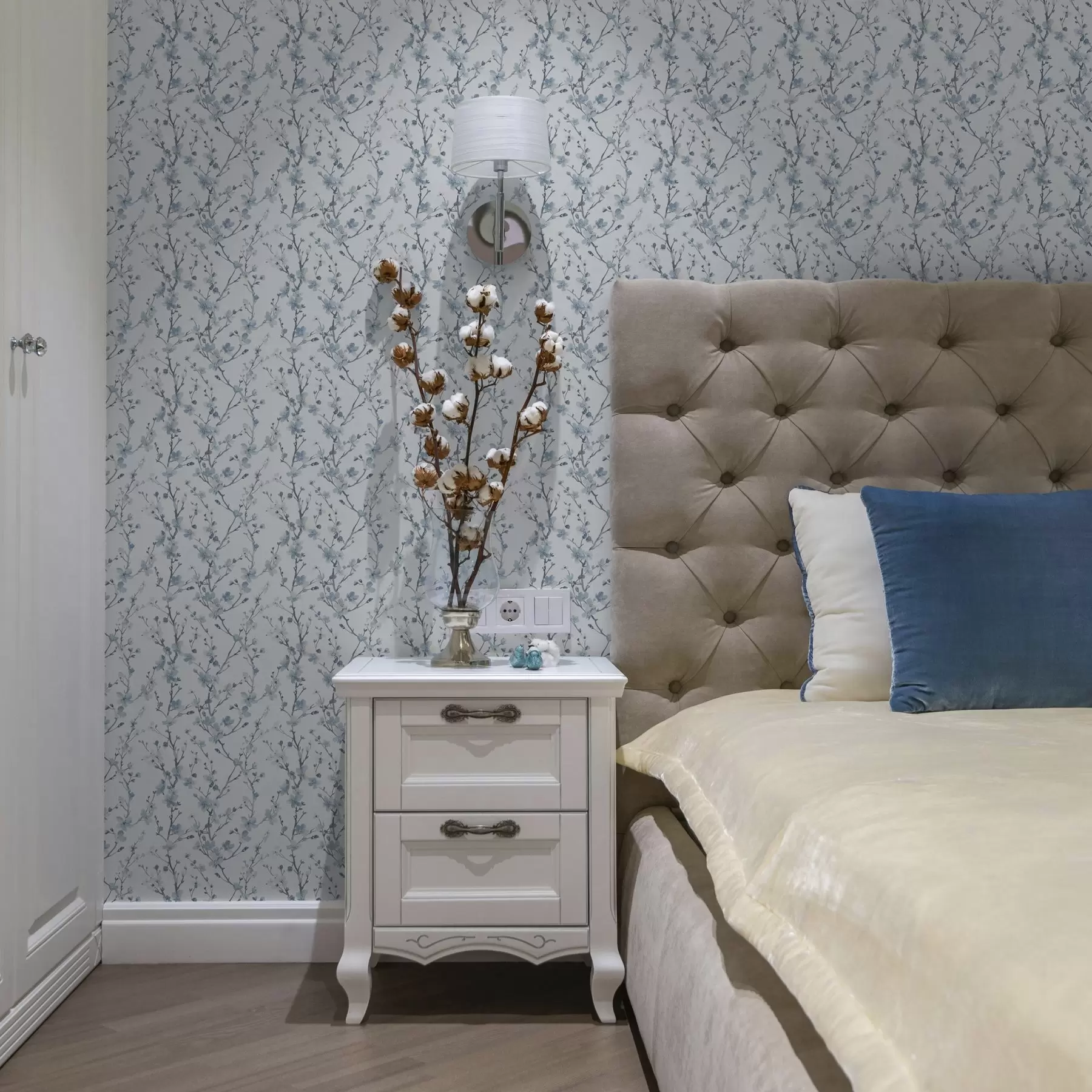 murais de parede Flores de cerejeira azuis num fundo branco com um contraste suave a00399