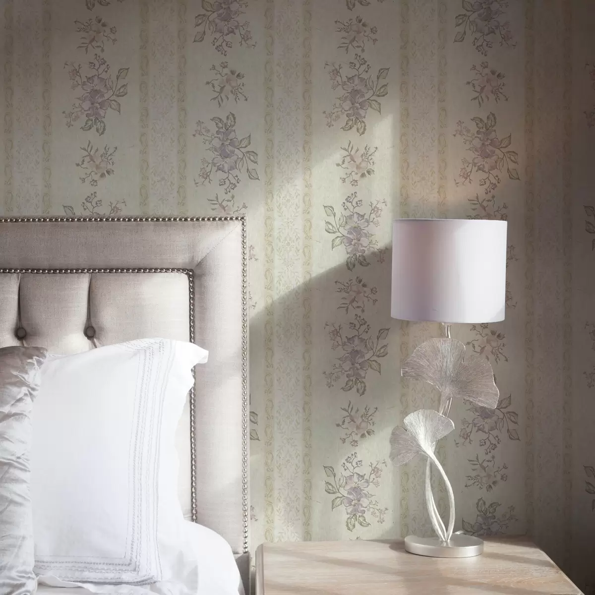 Papel de parede Flores vintage num fundo às riscas com ornamentos a00440