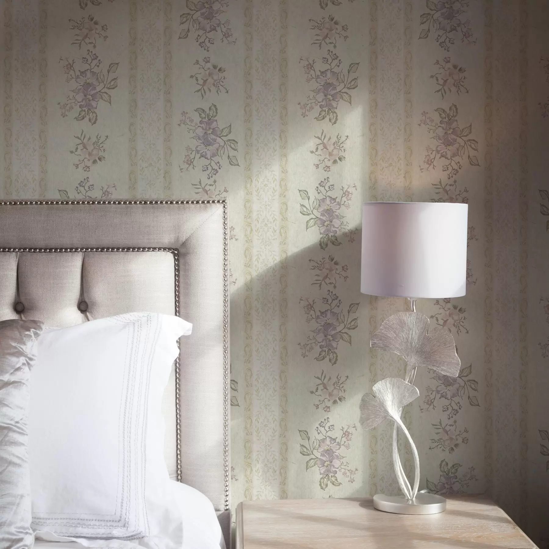 murais de parede Flores vintage num fundo às riscas com ornamentos a00440