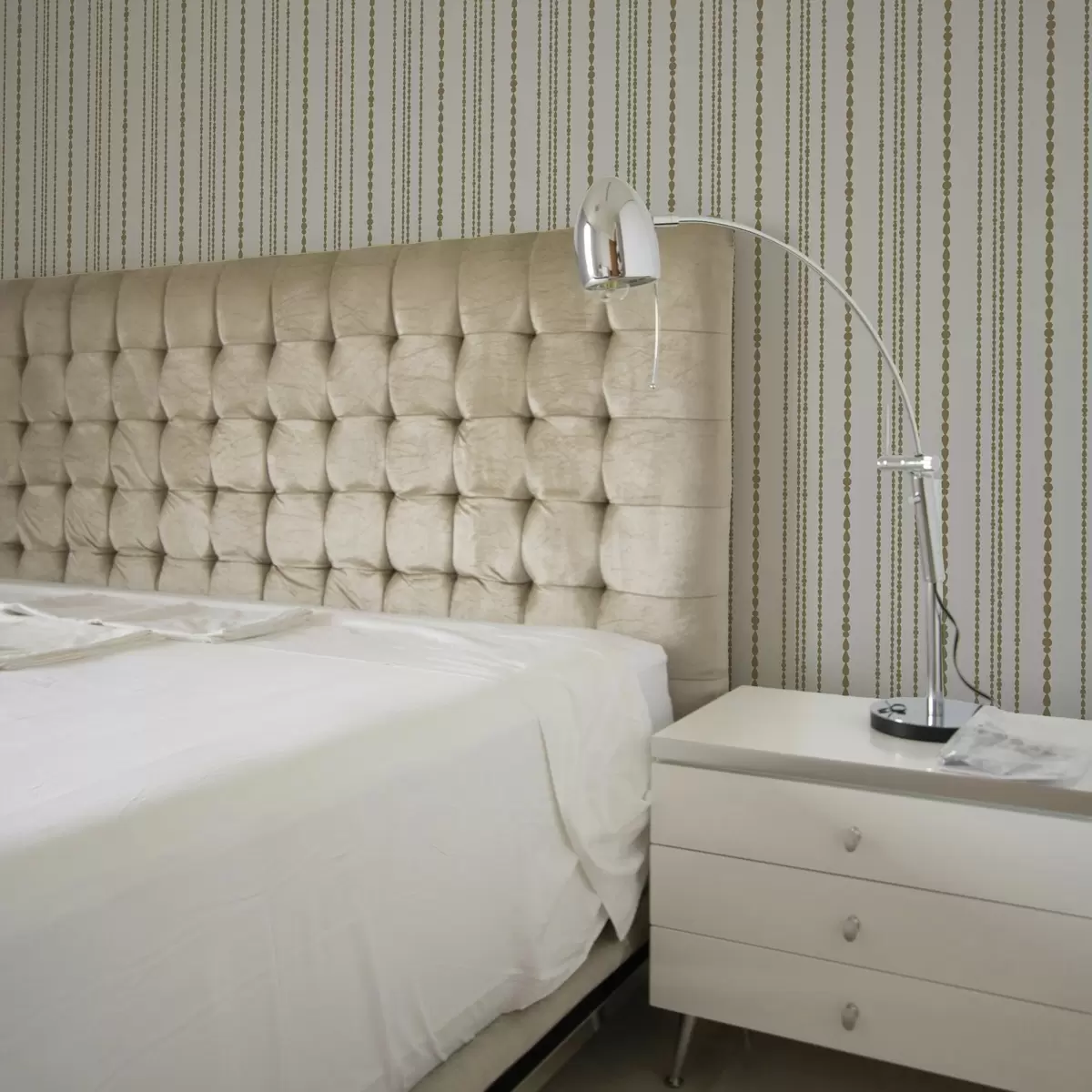 Papel de parede Padrão minimalista em forma de gotas amarelas numa faixa vertical a00448