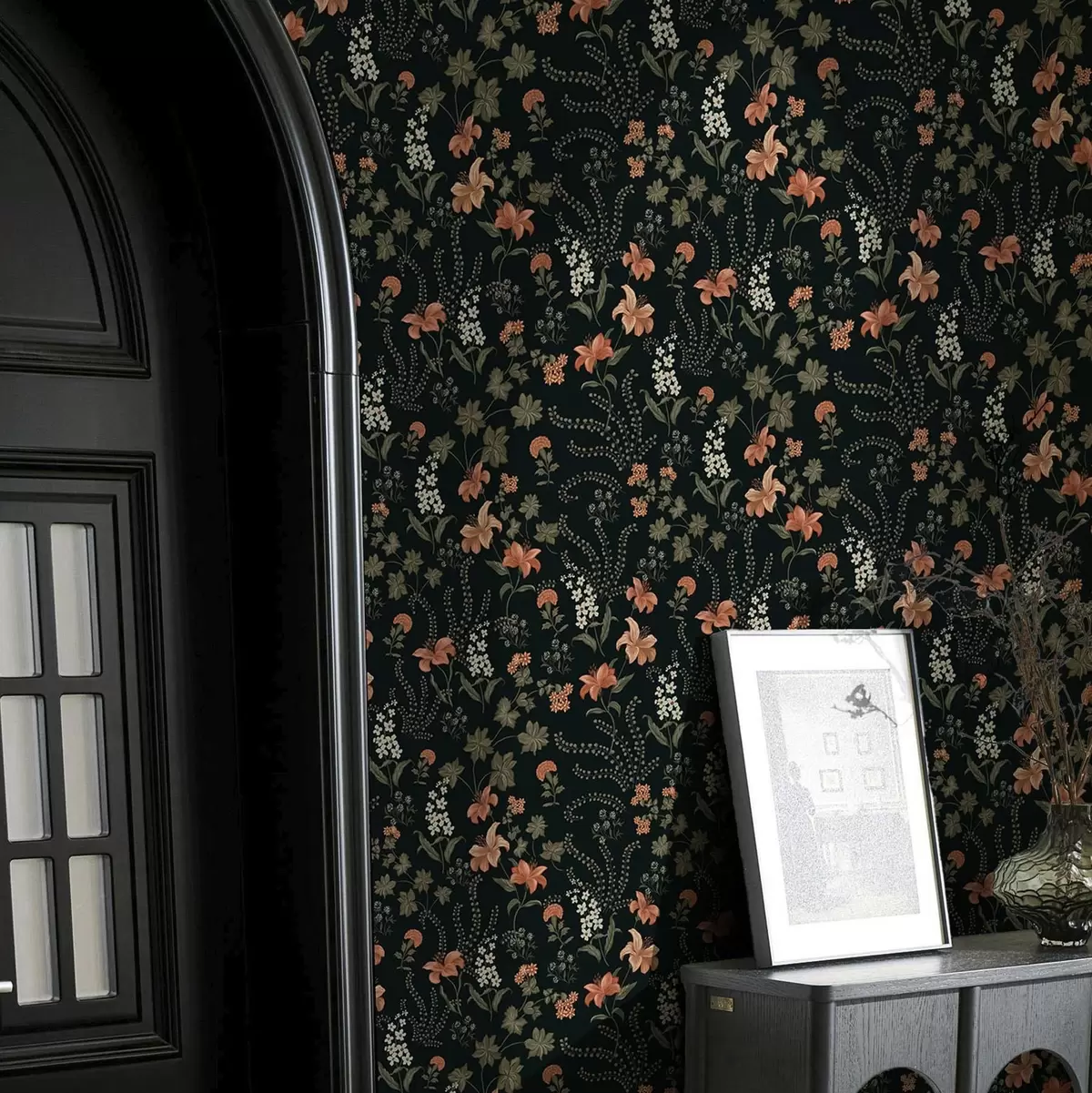 Papel de parede Lírios cor de laranja e pequenas flores sobre um fundo preto a00463