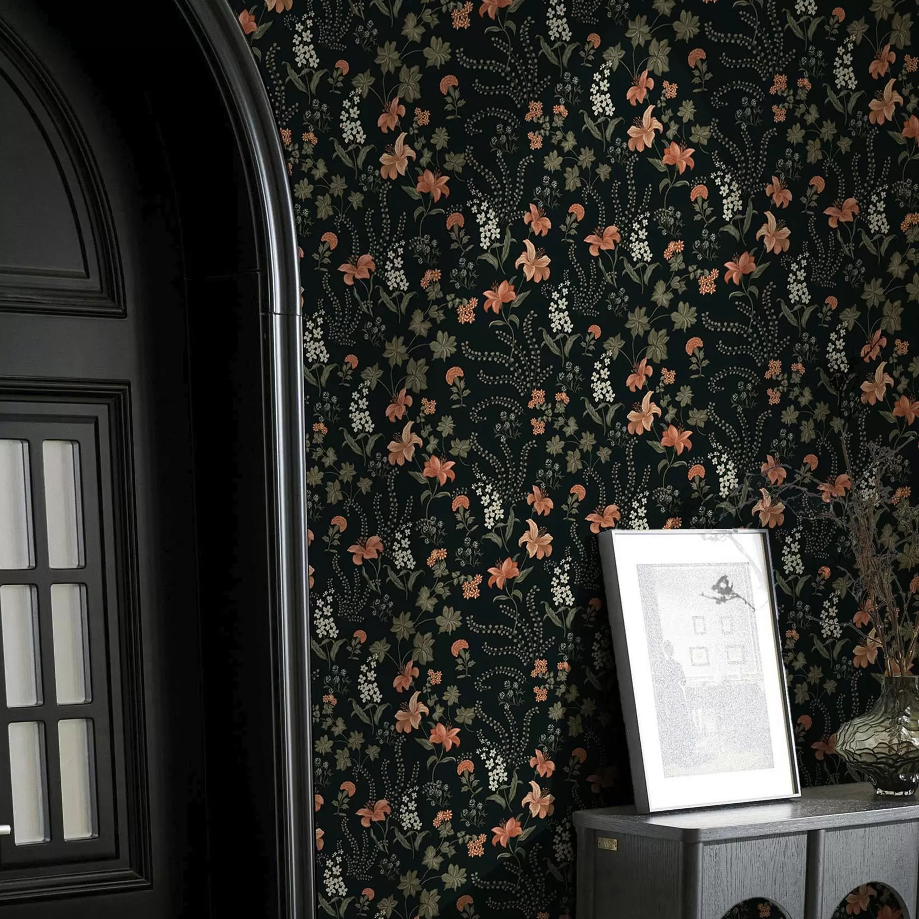 murais de parede Lírios cor de laranja e pequenas flores sobre um fundo preto a00463