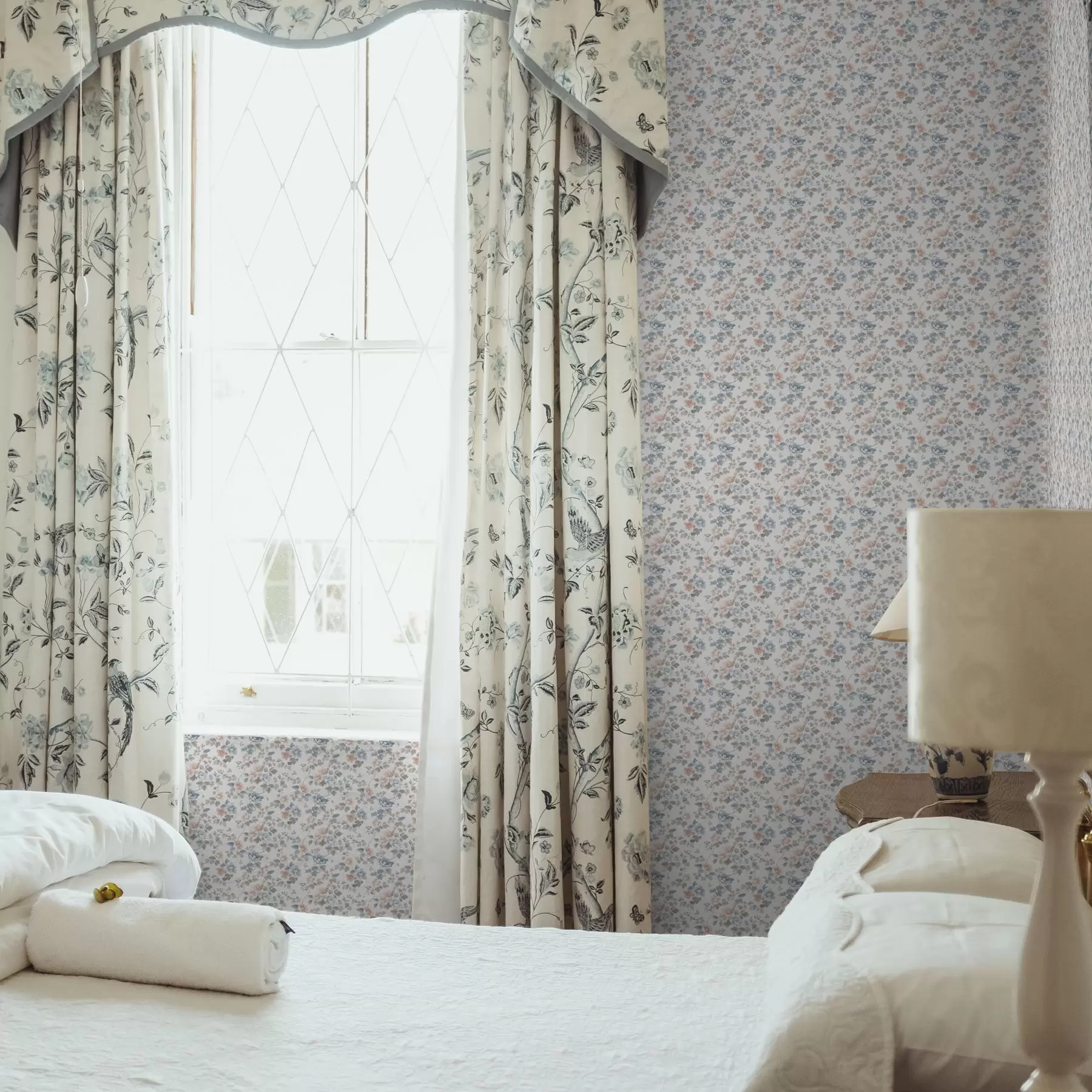 murais de parede Pequeno ornamento floral em tons de azul e coral a00347