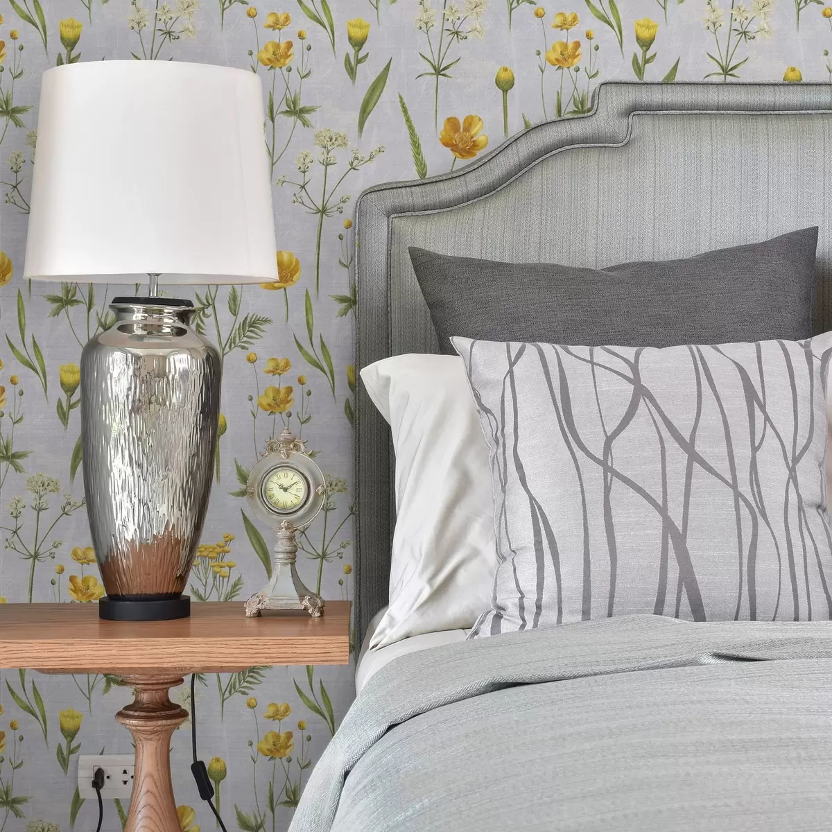 Papel de parede Flores amarelas e vegetação sobre um fundo cinzento claro a00472