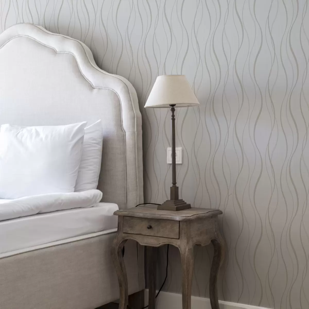 Papel de parede Linhas bege onduladas abstractas sobre um fundo branco a00480