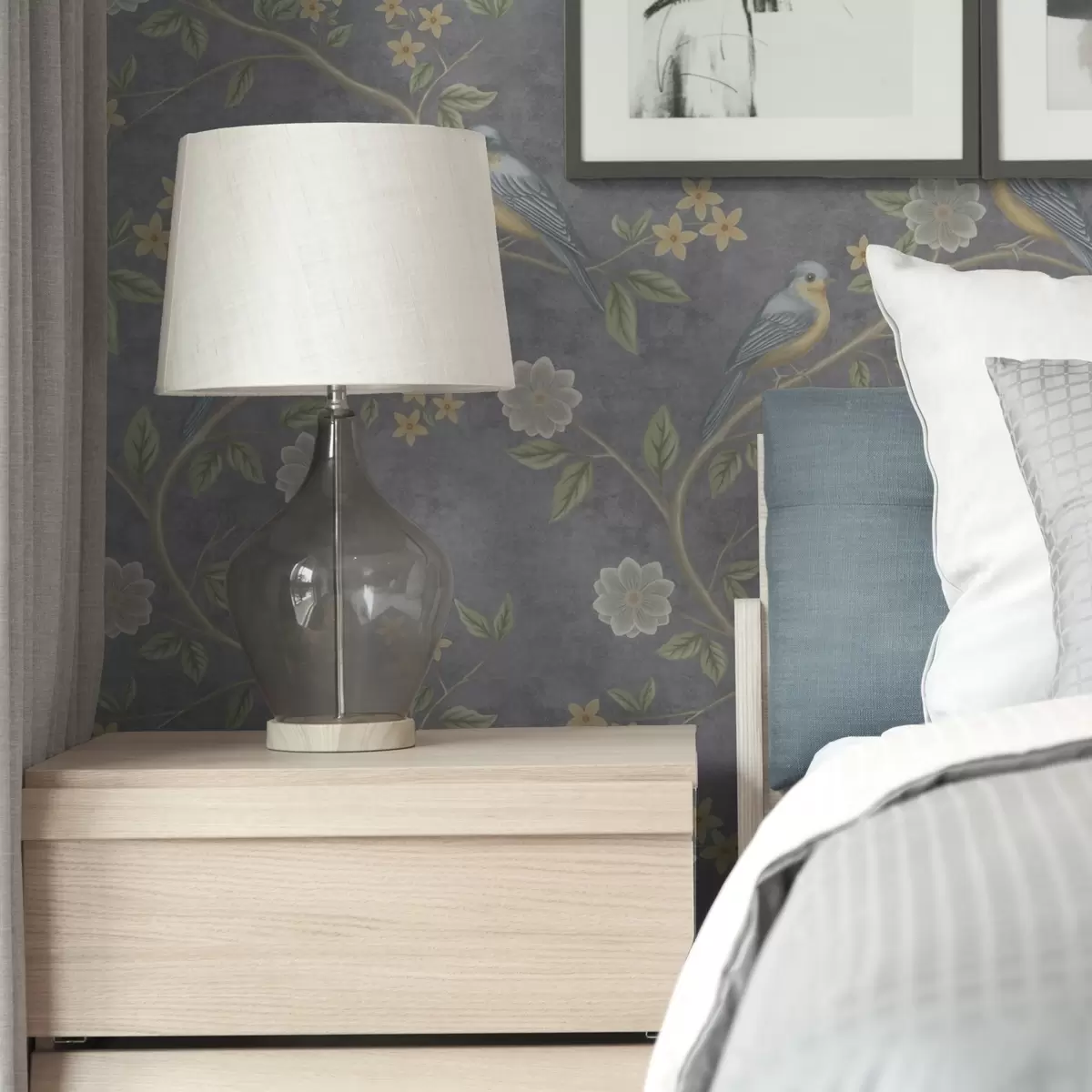 Papel de parede Pássaros em ramos entre flores sobre um fundo cinzento a00483