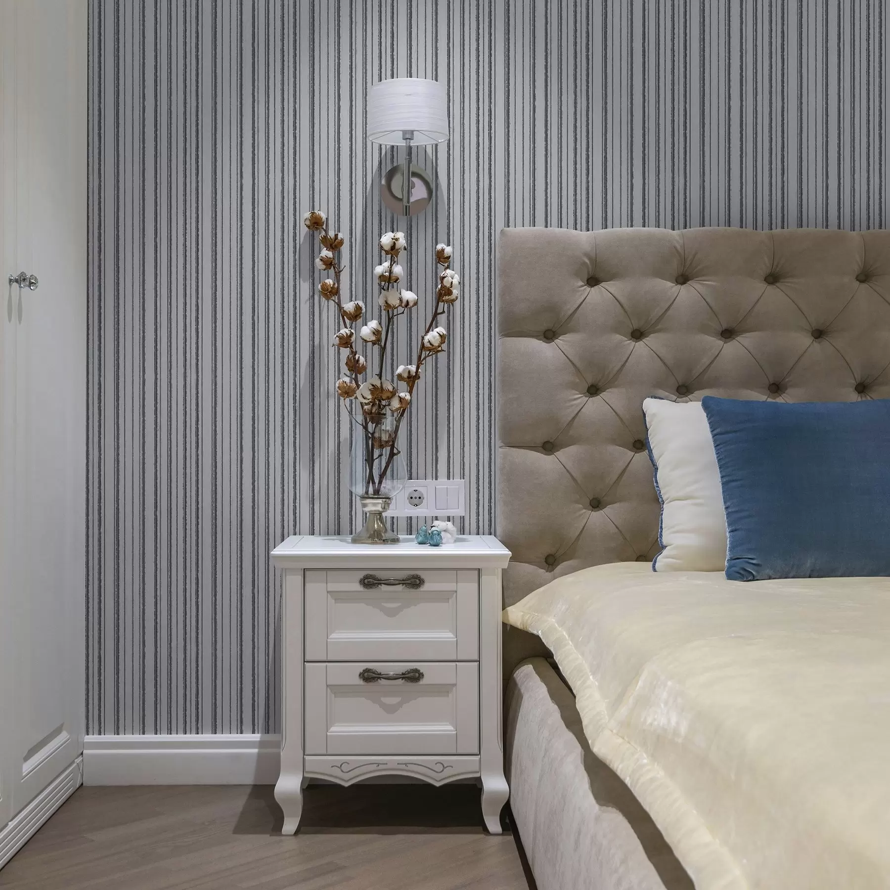 murais de parede Riscas verticais cinzentas sobre um fundo branco a00507