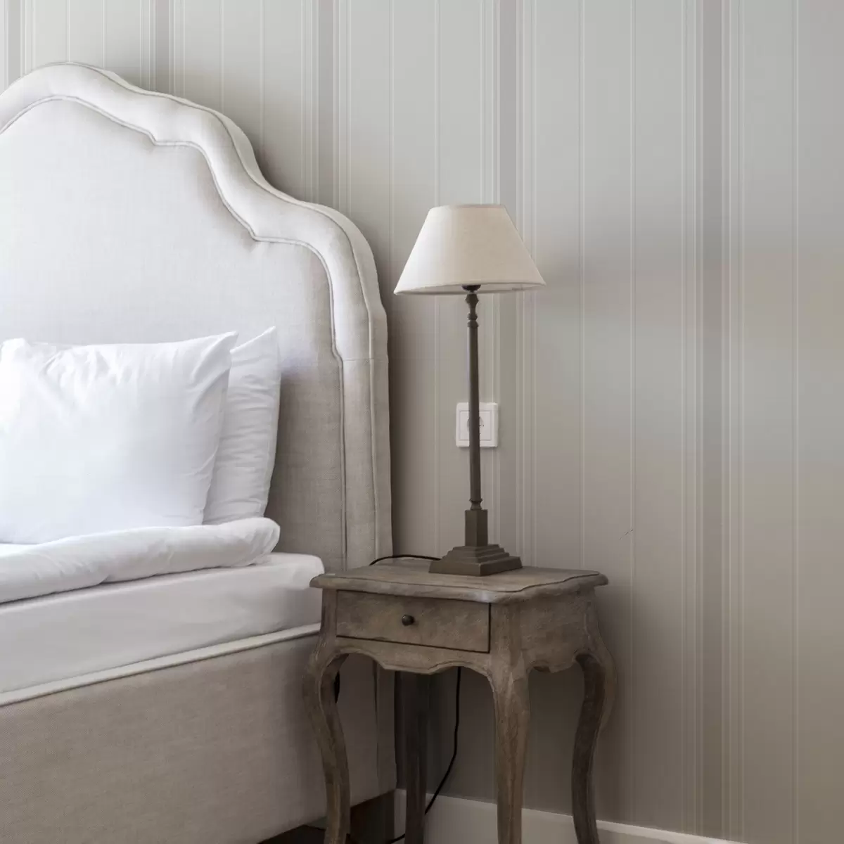 Papel de parede Riscas em tom bege claro com acentos largos a00518