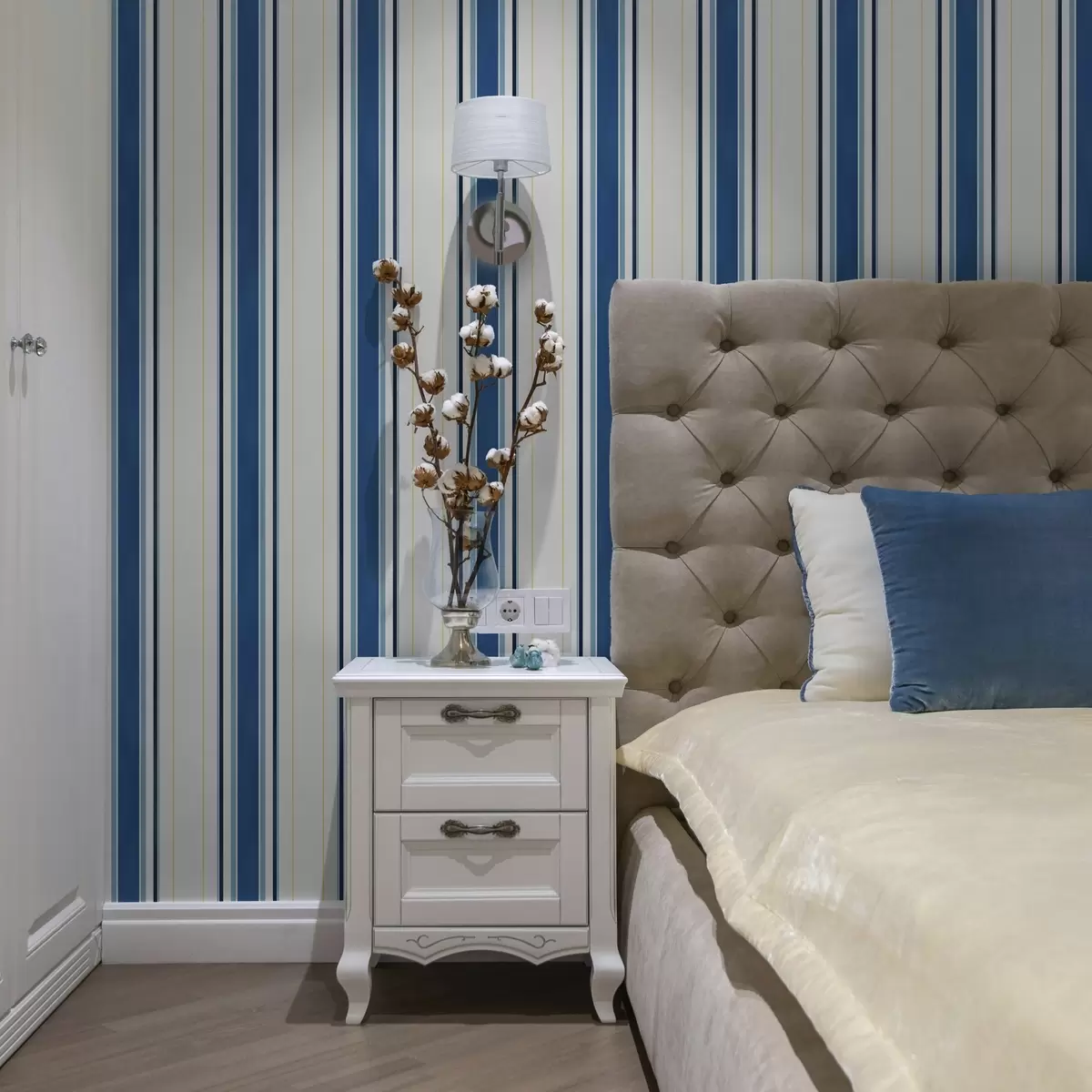 Papel de parede Riscas azuis largas com finas linhas amarelas a00522