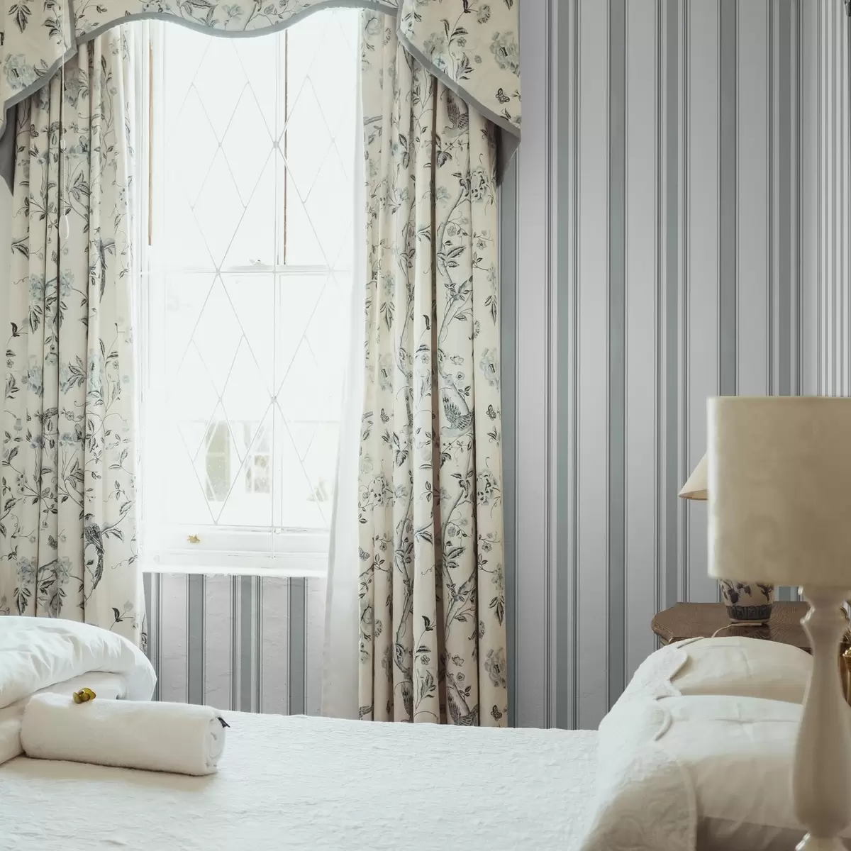 Papel de parede Padrão duplo com riscas cinzentas e azuis a00554