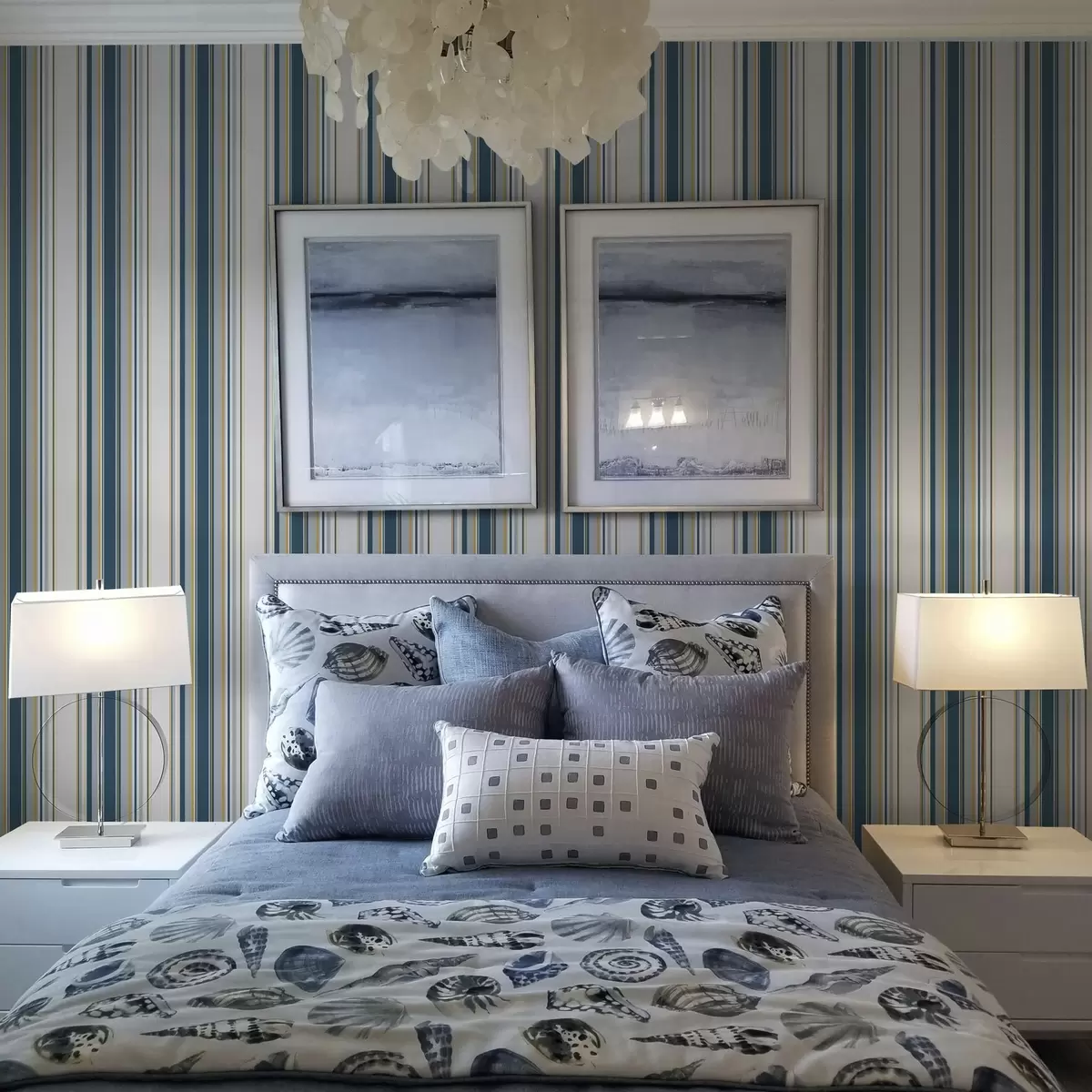 Papel de parede Riscas azuis e amarelas contrastantes sobre um fundo branco a00566