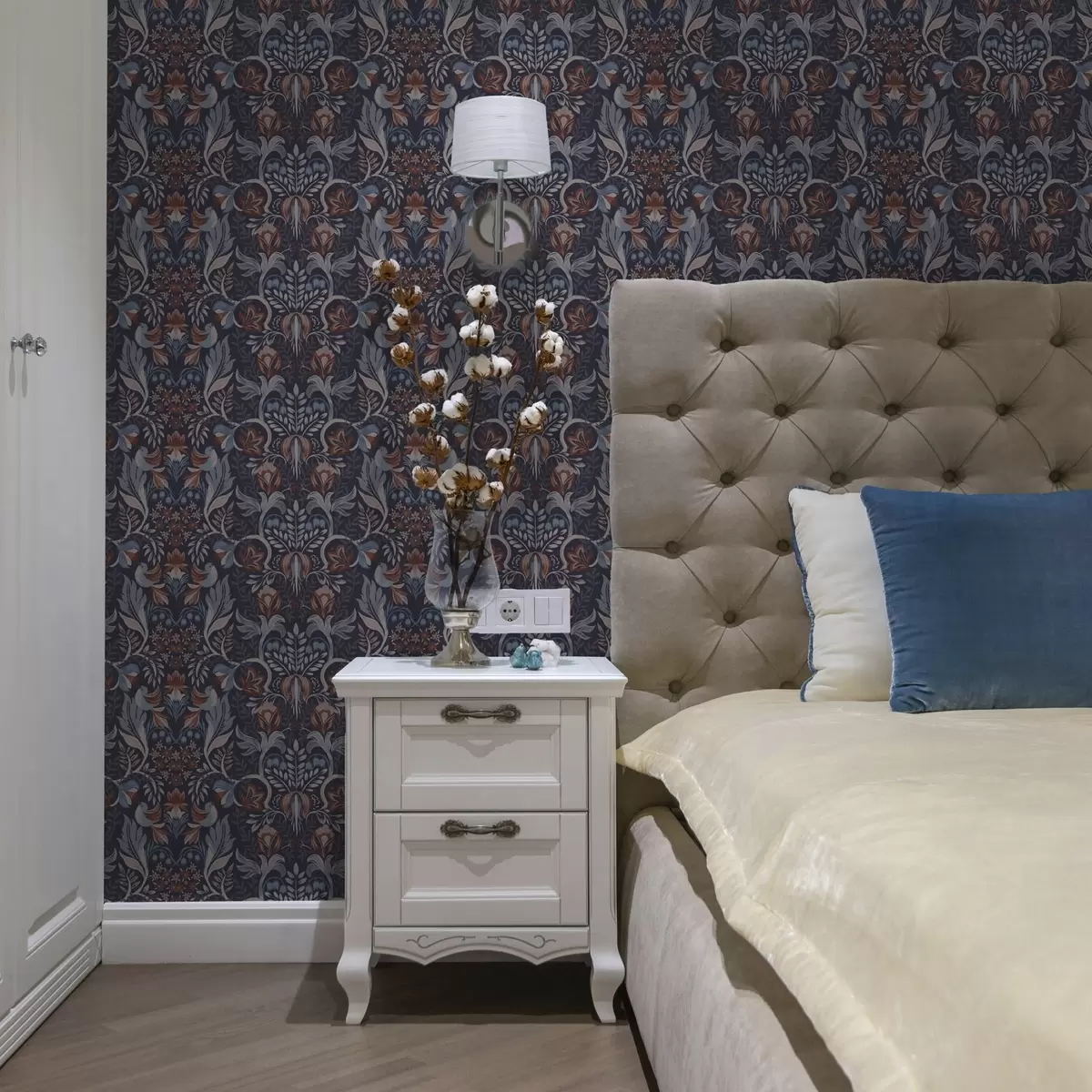 Papel de parede Flores e pássaros folclóricos sobre um fundo azul escuro a00502