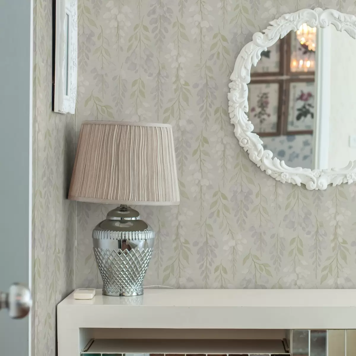 Papel de parede Glicínias lavanda pendentes sobre um fundo verde menta a00593