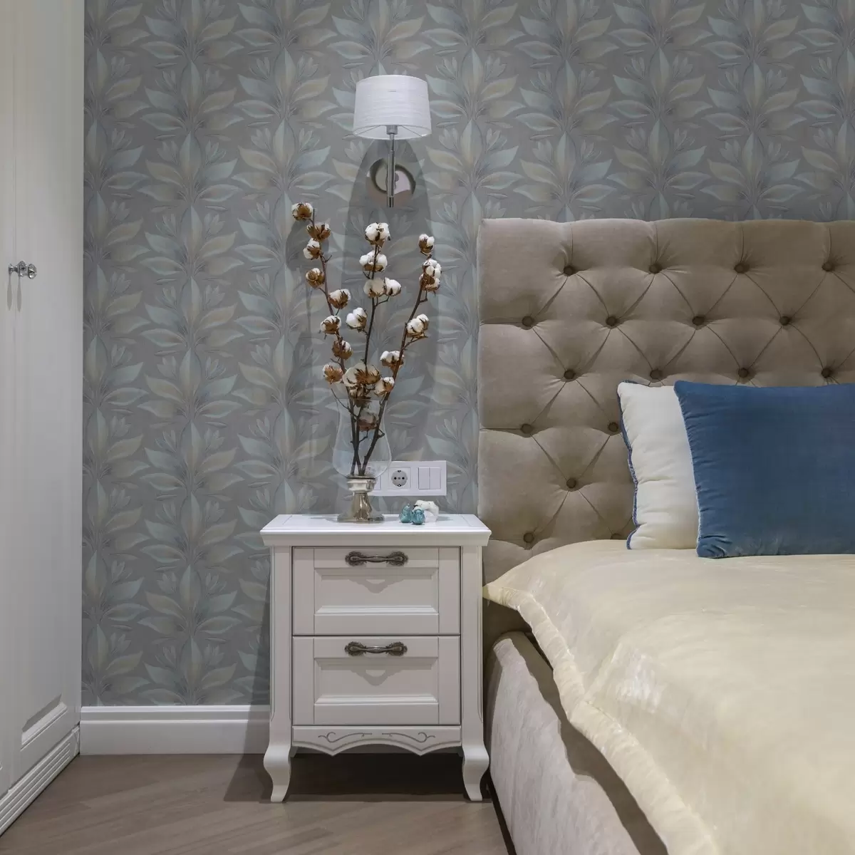 Papel de parede Folhas grandes estilizadas numa paleta de tons azuis e cinzentos a00601