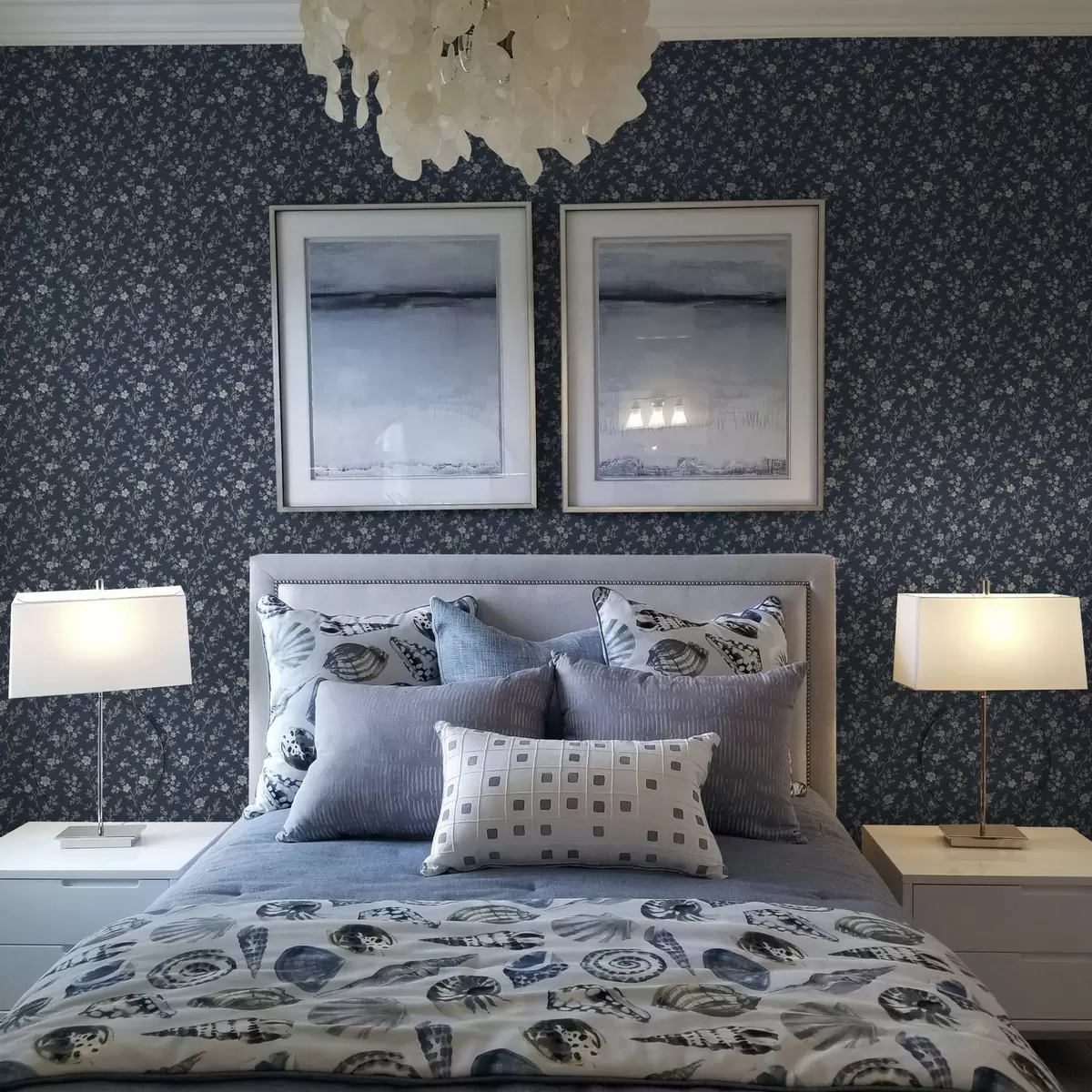 Papel de parede Fundo azul-marinho escuro com finos ramos e flores bege a00612