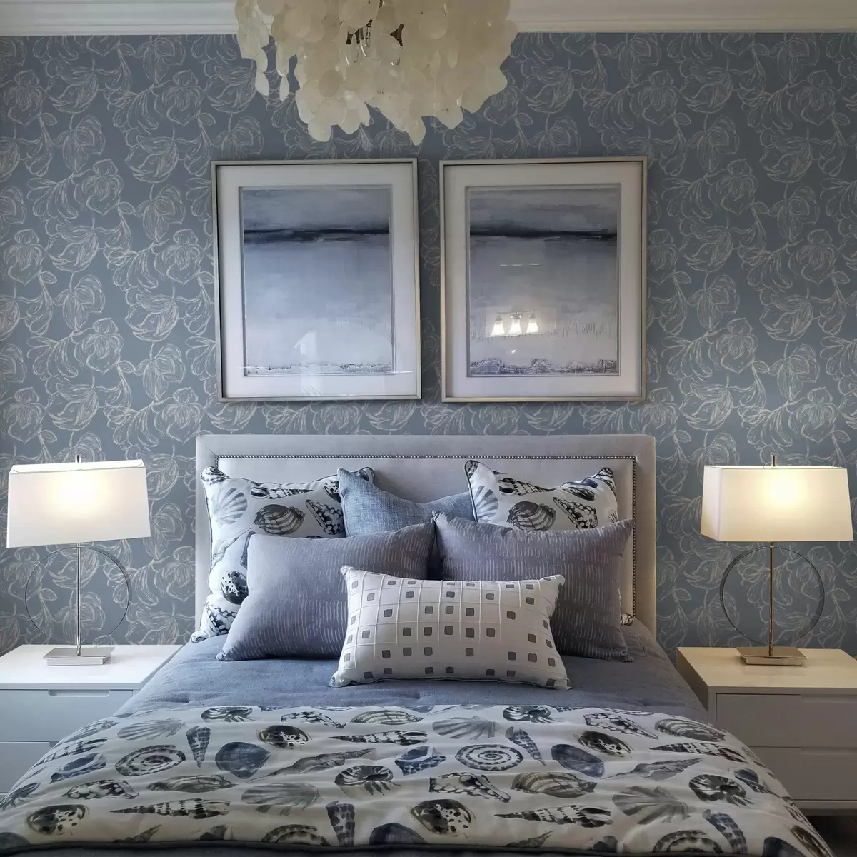 Papel de parede Fundo azul claro com flores delineadas a giz a00625v3