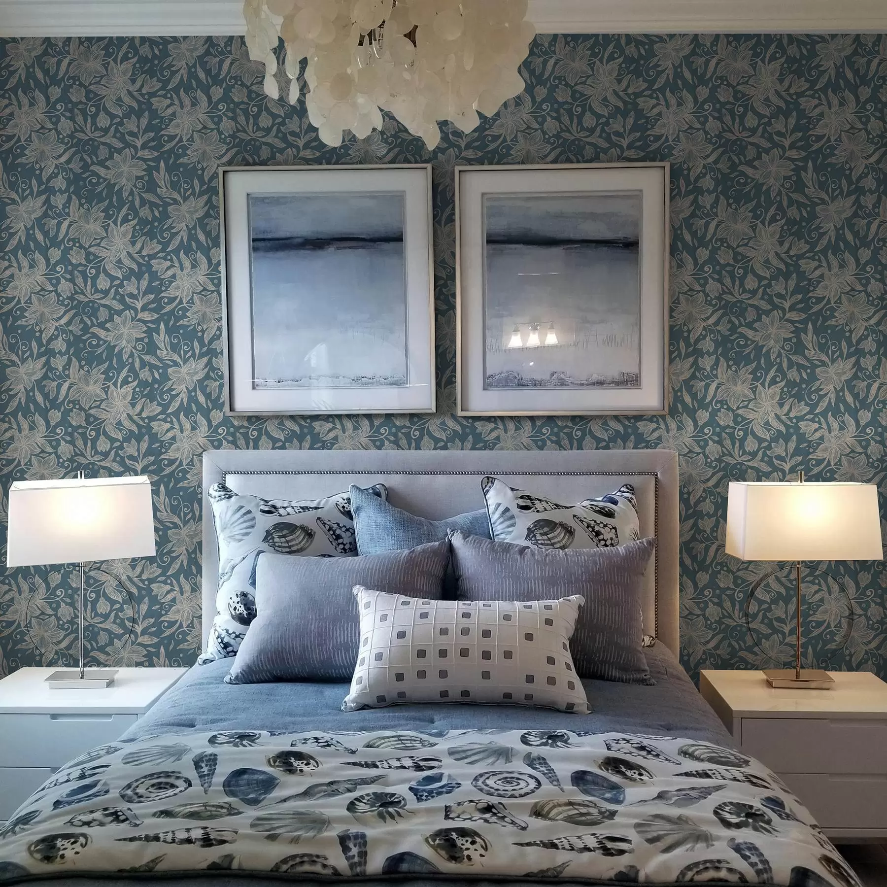 murais de parede Flores lineares creme sobre fundo azul, delicados arabescos a00630