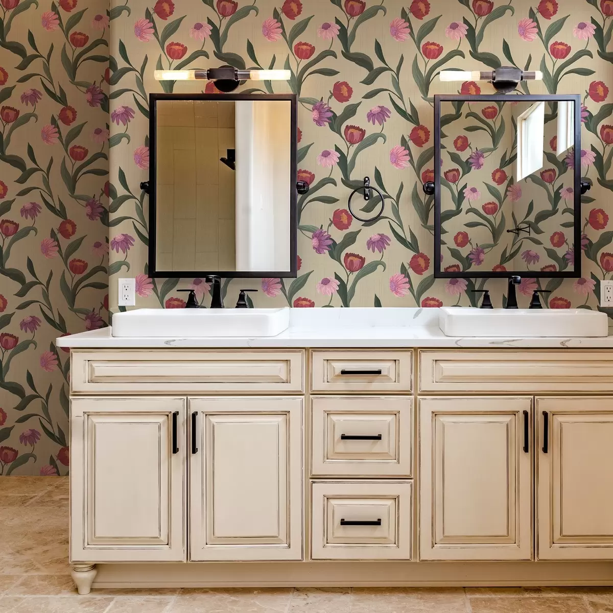 Papel de parede Flores rosa-avermelhadas sobre fundo bege, textura desenhada à mão a00631