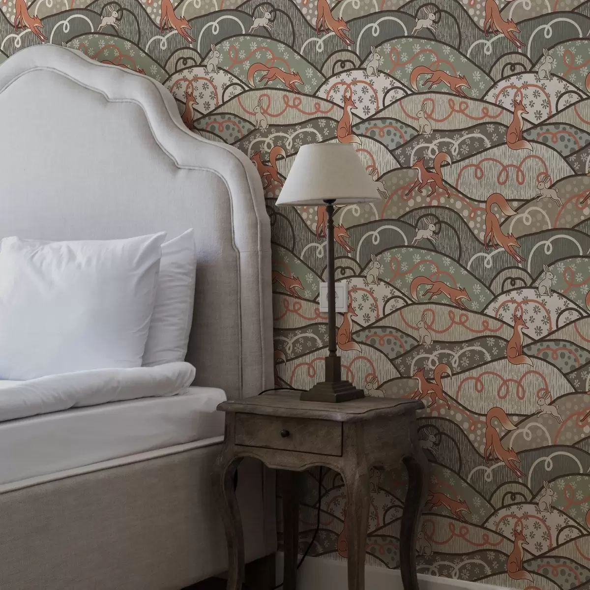 Papel de parede Raposas e lebres em colinas onduladas, padrão retro a00690