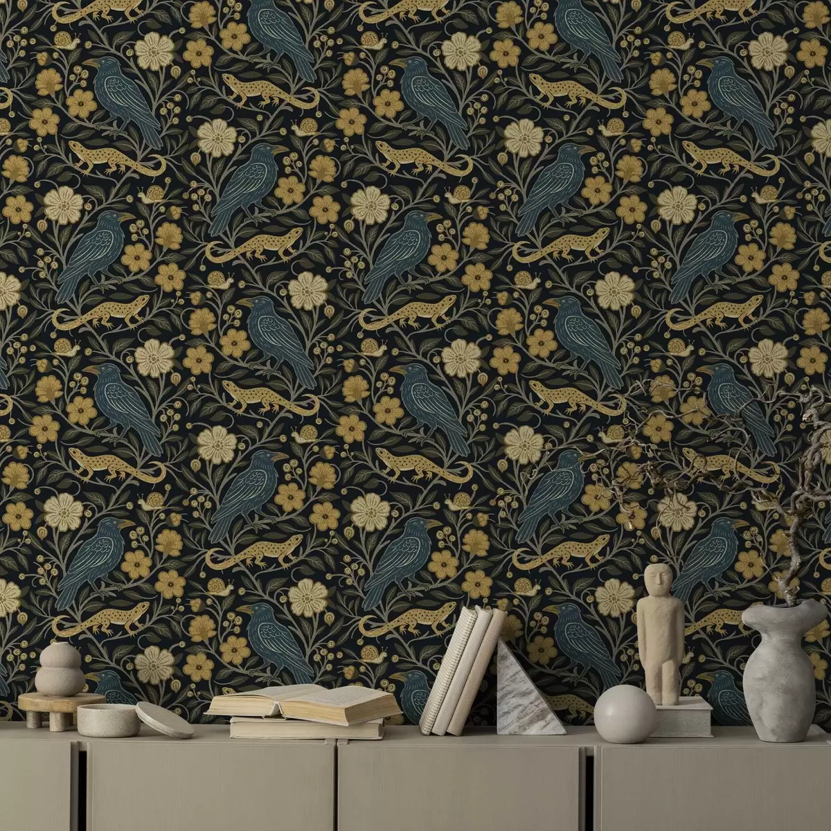 Papel de parede Pássaros, lagartos e caracóis entre flores num fundo escuro a00691