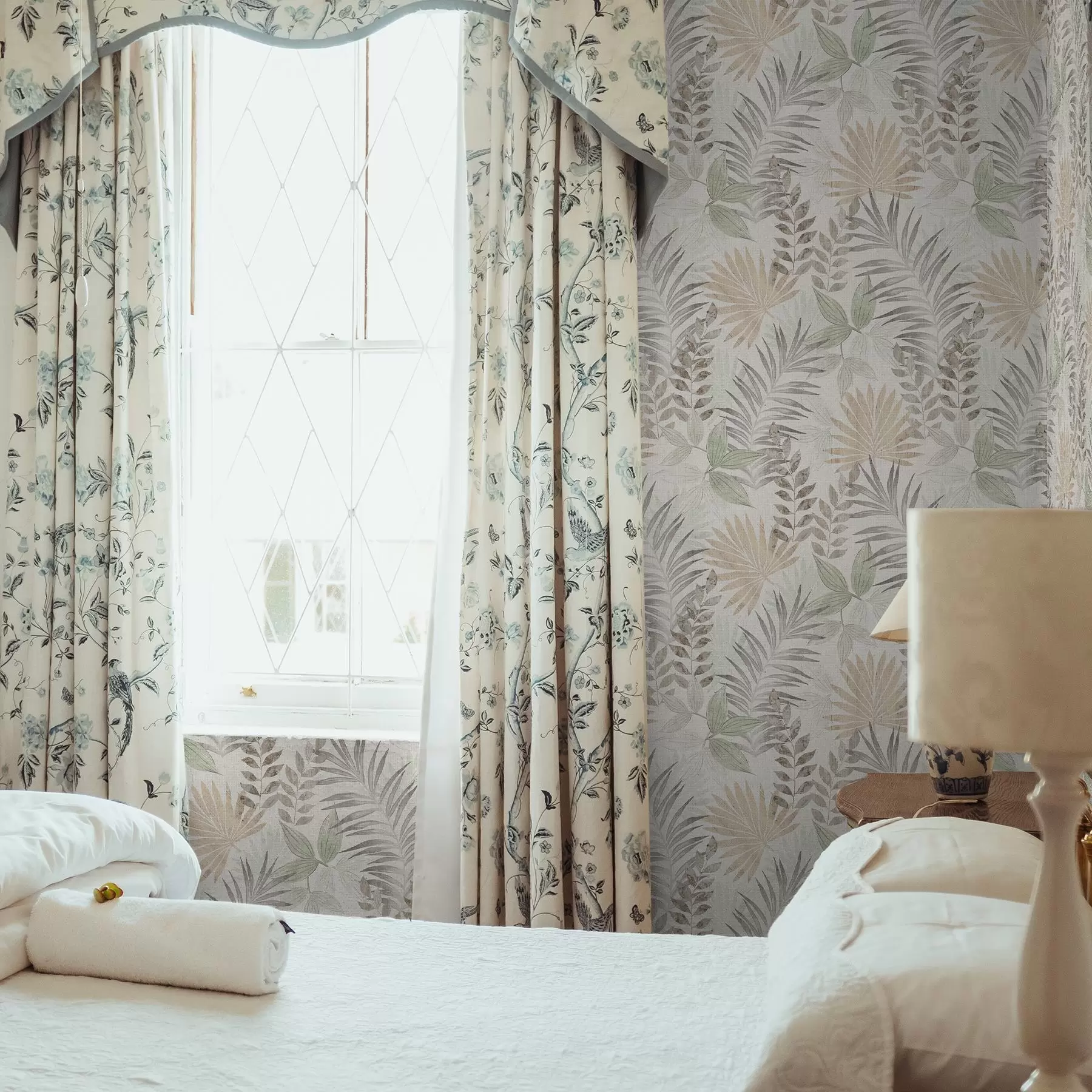 murais de parede Folhas tropicais em tons pastel sobre fundo claro, textura subtil a00725