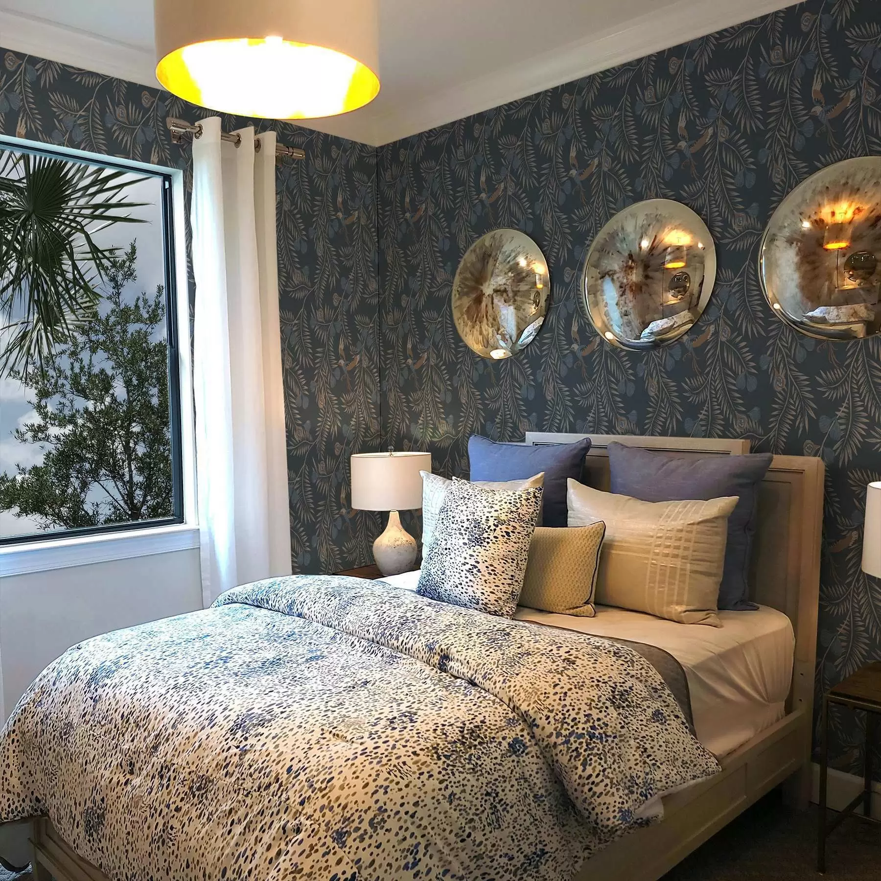 murais de parede Pássaro entre frutos azuis e folhas de palmeira, índigo a00726