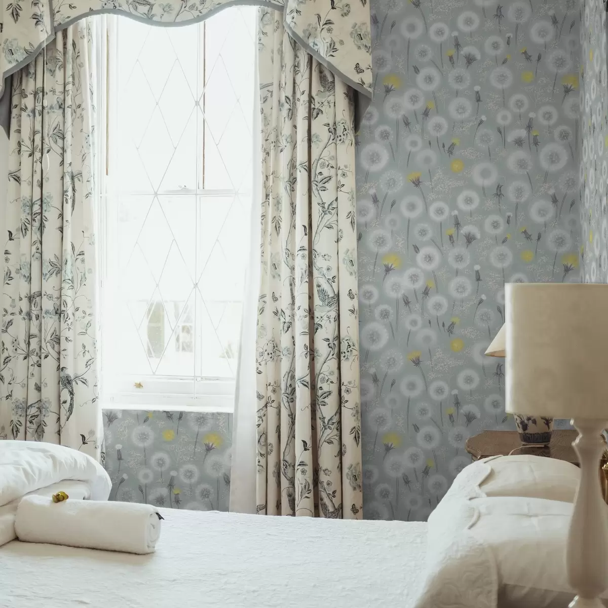 Papel de parede Dentes-de-leão fofos e sementes sobre um fundo verde-menta a00790