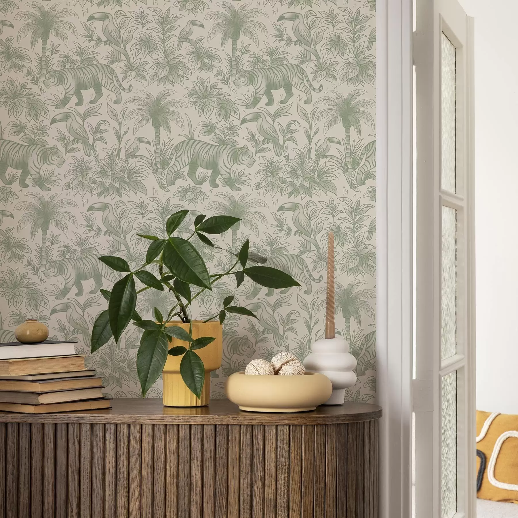 murais de parede Tigres e pássaros tropicais entre palmeiras num fundo claro a00711