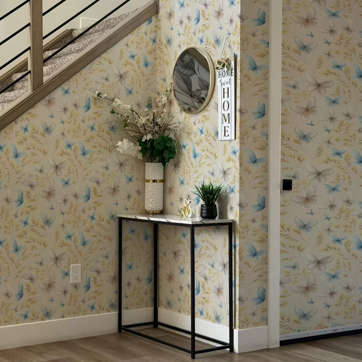 Papel de parede Borboletas claras entre folhas amarelas num fundo claro a00795