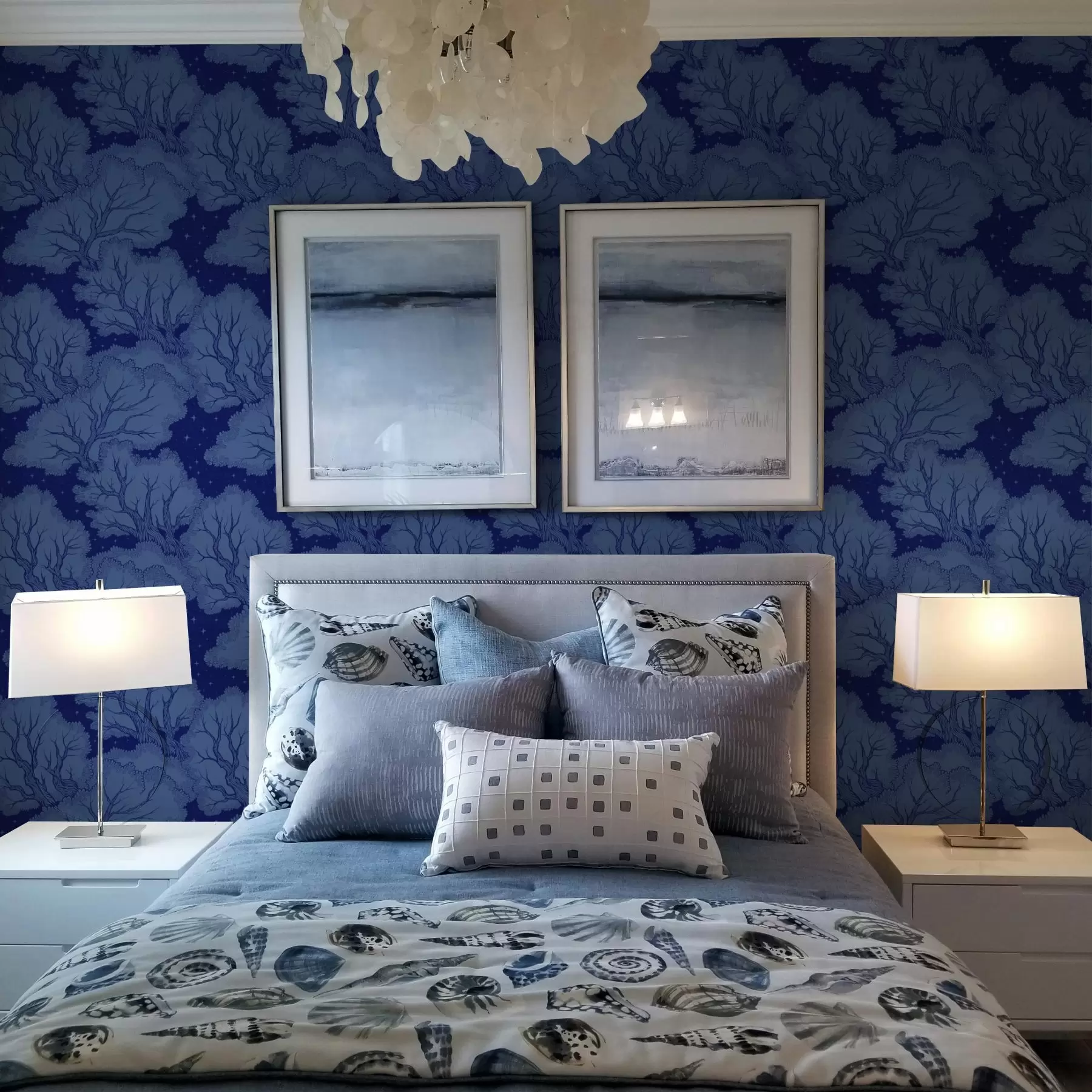 murais de parede Silhuetas de árvores sob um céu estrelado em tons de azul a00798