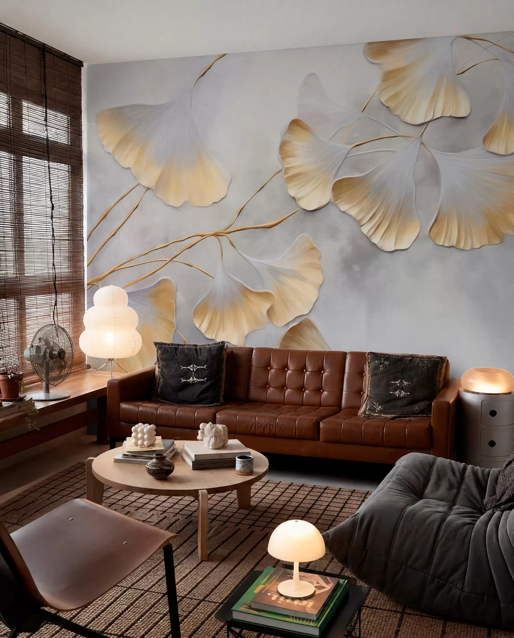 murais de parede Folhas de ginkgo biloba com bordas amarelas num ramo, fundo cinzento texturizado, design elegante e minimalista w09472
